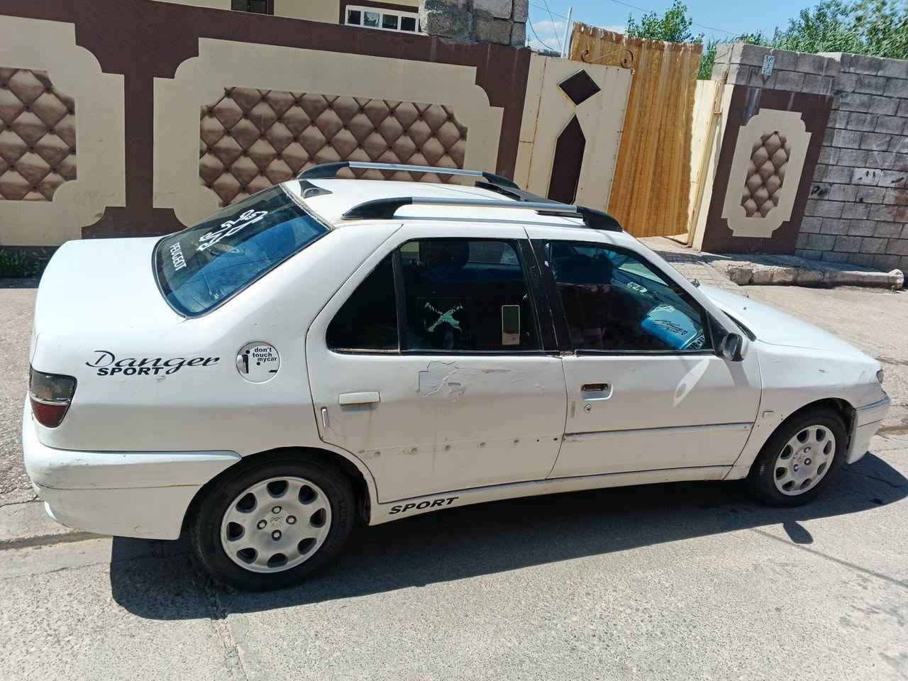 بيجو موديل 2000 حجم 306 مكينه بيها صرف سياره شغاله شرط الوكاله شغال وين من يشغل ما بيها ما ابيها سياره بيها صرف سعر 12. ***********
