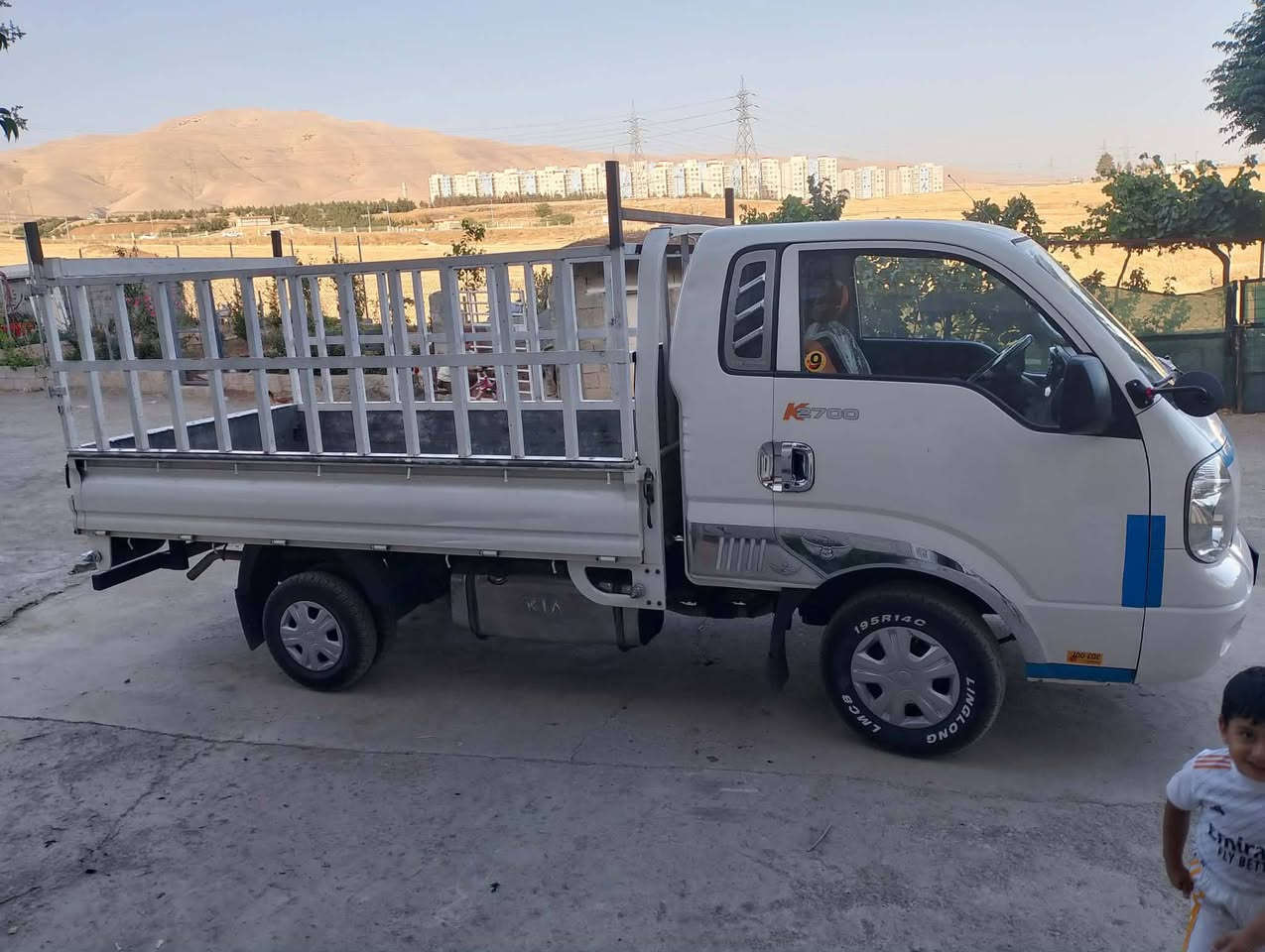 بةس فرؤشتن گؤرينةوةم نيية 
كيا ٢٧٠٠ موديل ٢٠١١ 
بونيتةكةي بؤياخة بي ناو كرتن دلةكةي نةگرتوة 
دركاي سةكنيش گؤراوة سؤنةرةكةيم داناوة 
سةنةوي تازةية رةقةم سليمانية 
نرخي  ١٠٧ گةلاو كةميك مةعامةلة
***********
