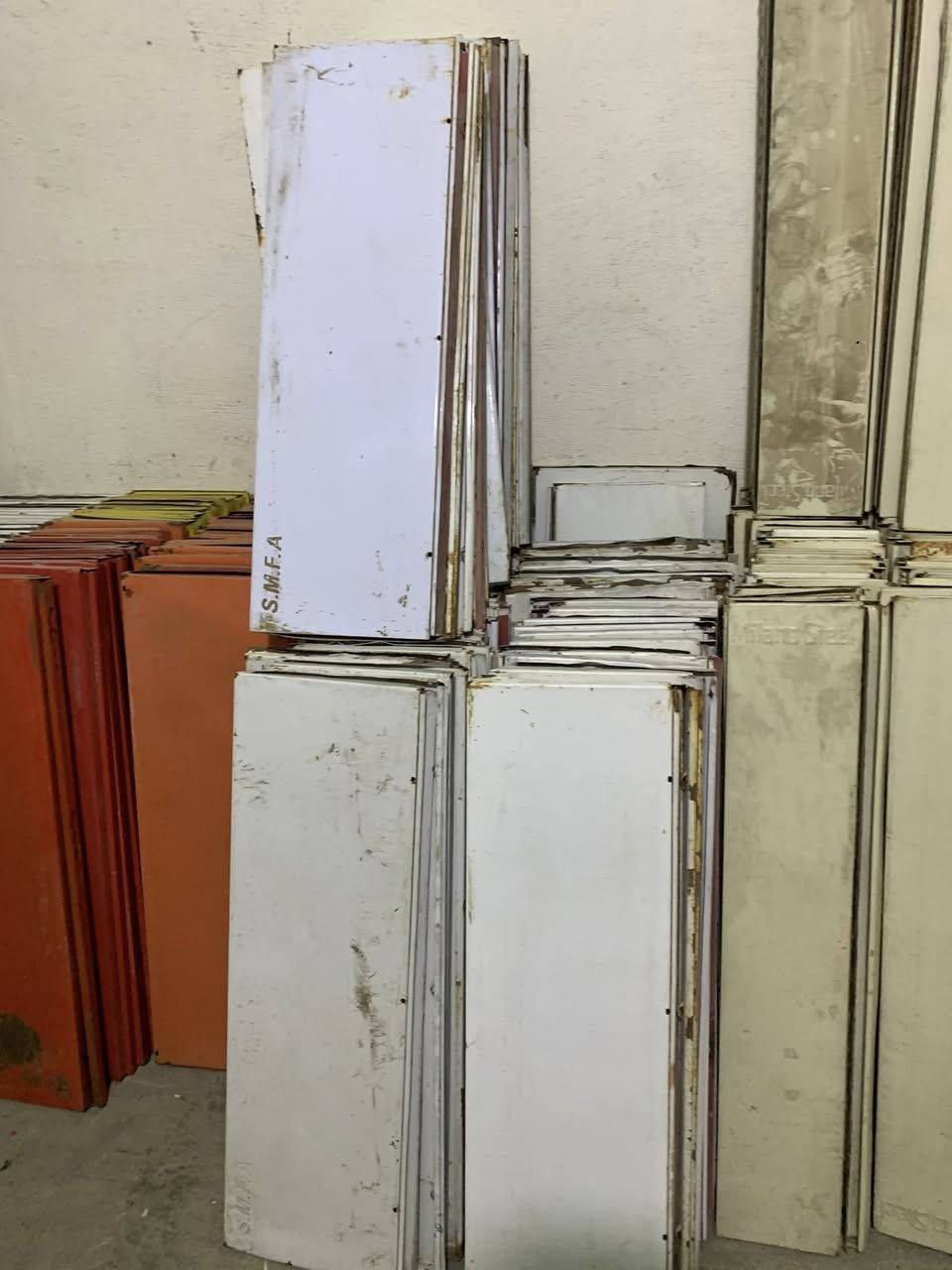 للبيع رفوف تجهيز محلات الاتصال *********** وتساب العماره حي الحسين الجديد مقابيل السوك الاخضر شارع ابو شاكر
