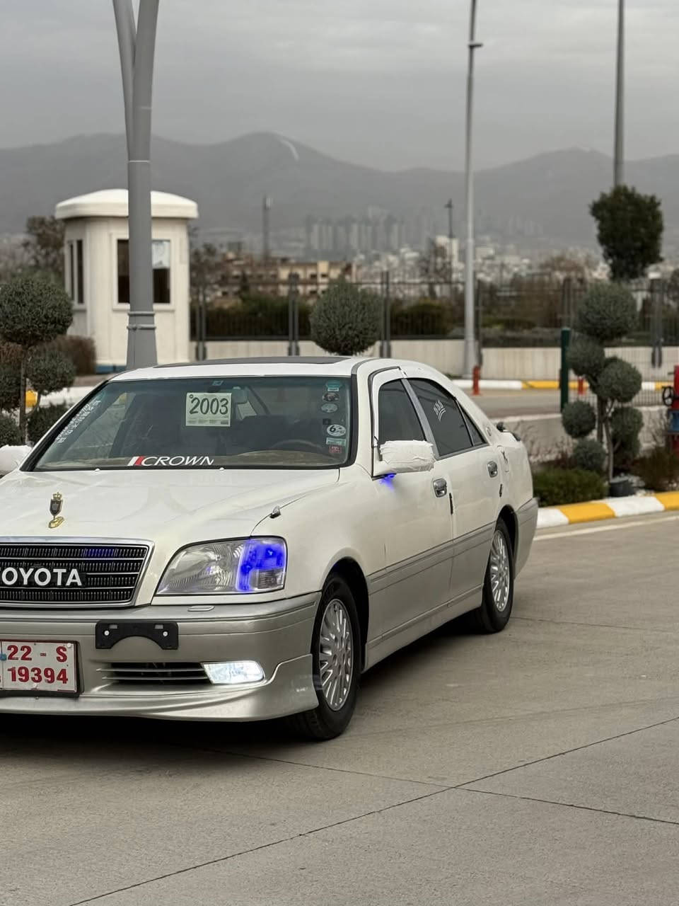 مەلیکە ٢٠٠٣ ٢ دوگمە پەردە براوە یە  یەک قرچی بچوکی هەیە لای سەکن شایەنەنی باس نیە بریکی نەبەستراقە جامی پێشەوەشی  بەشی لای سەکن تۆزی شکاوە ئەدمین ***********
