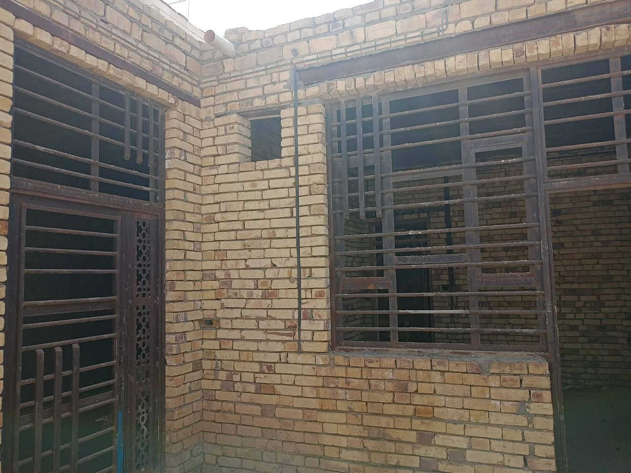 سلام عليكم 

بيت طابو زراعي للبيع 

مساحه ١٣٠م وجه ٦ونص ونزال ٢٠م مربع 

مكانه كاع وسام ال حامي قريب عل سايدين الجدد مسافه ٧٠م 

بناء طابوك عكاده يتكون من ديوانيه مطبخ صاله غرفه صحيات داخليه وخارجيه 

عوزه بياض وارضيه فقط 

كامل لباخ وماي وكهرباء 

لاستفسار مراسلة الحساب أو الاتصال على الرقم 

***********
