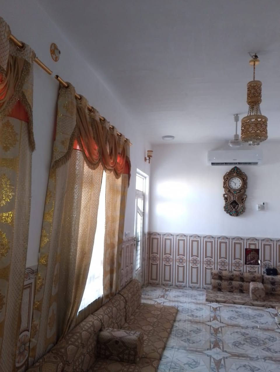 يا الله سلام عليكم بيت البيع مساحه البيت400 يتكون من غرفتين وصاله  وديوانيه خارجيه متوفر ماء وكهرباء  وشارع 10متر وخلفه شارع 10متر بيت جاهز مرتب ما ذب عليه ربع انه مكلف بنشر العنوان دوايه حي الحكيم قرب الحسينيه ام البنين تفاصيل اكثر تصل على رقم ***********
