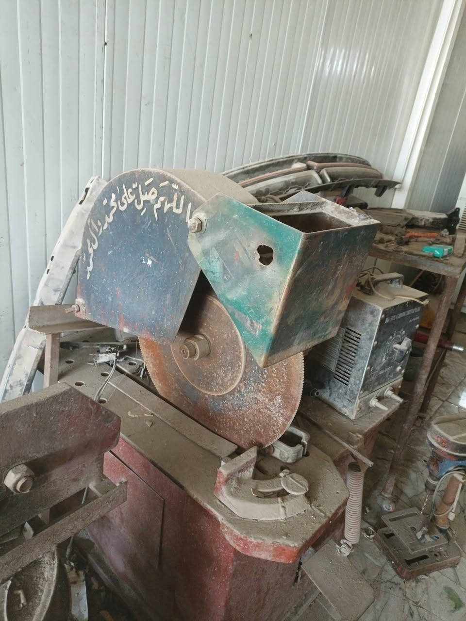 كتر + ماكنة لحام ستيل الكبيره  + دريل ثابت +كوسره كبيره+مكص بليت تركي الاحمر  كلهن شغالات. للاستفسار الاتصال *********** مكان نجف ابيعهن كلهن
