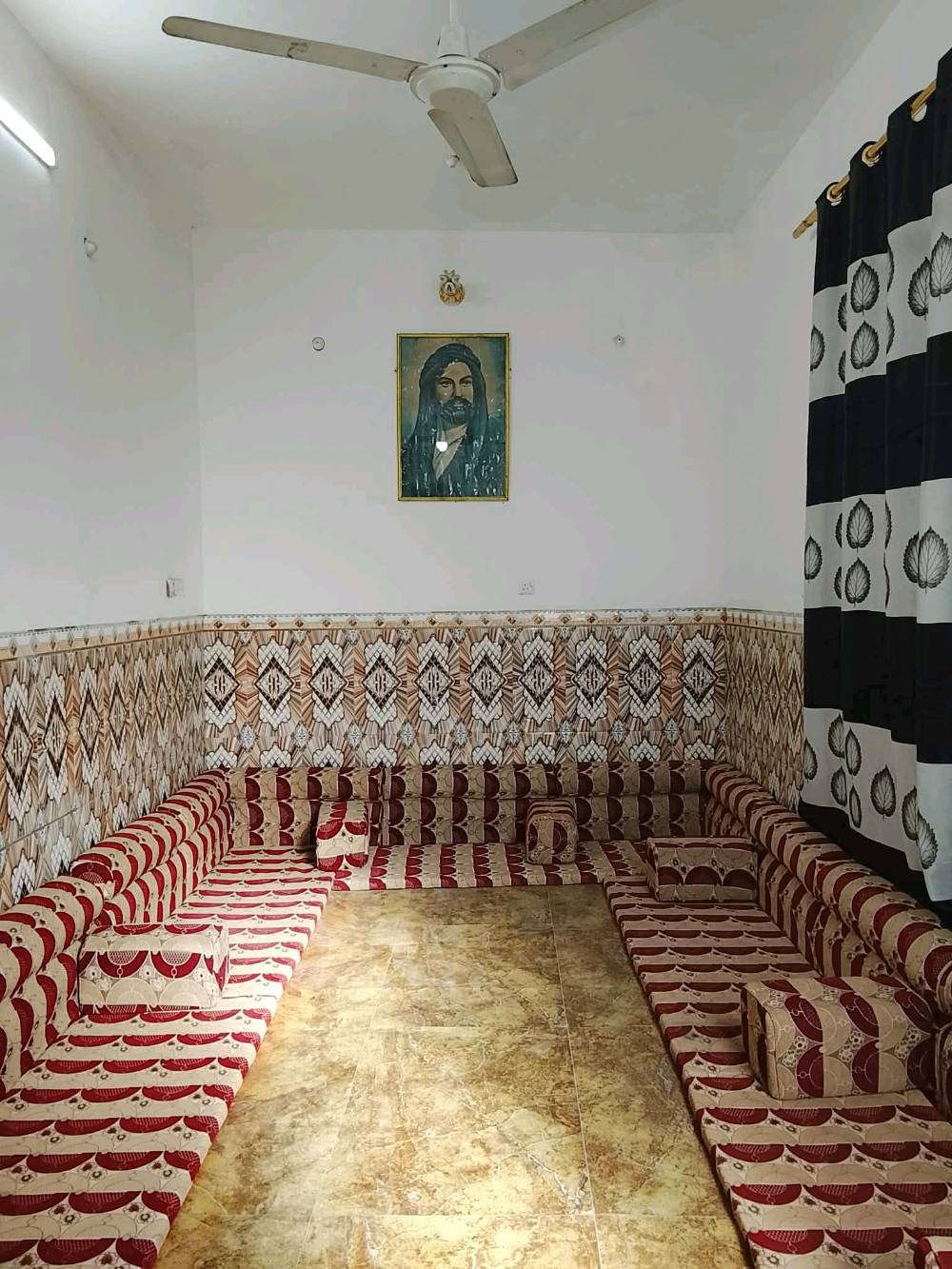 بيت ١٠٠ متر ٥×٢٠ بناء طابق ونص طابوق صب مسلح استقبال و  مطبخ و صالتين و غرفتين و ثلاث مجاميع صحيه في الأمن الداخلي قرب ابو وليد المضمد 