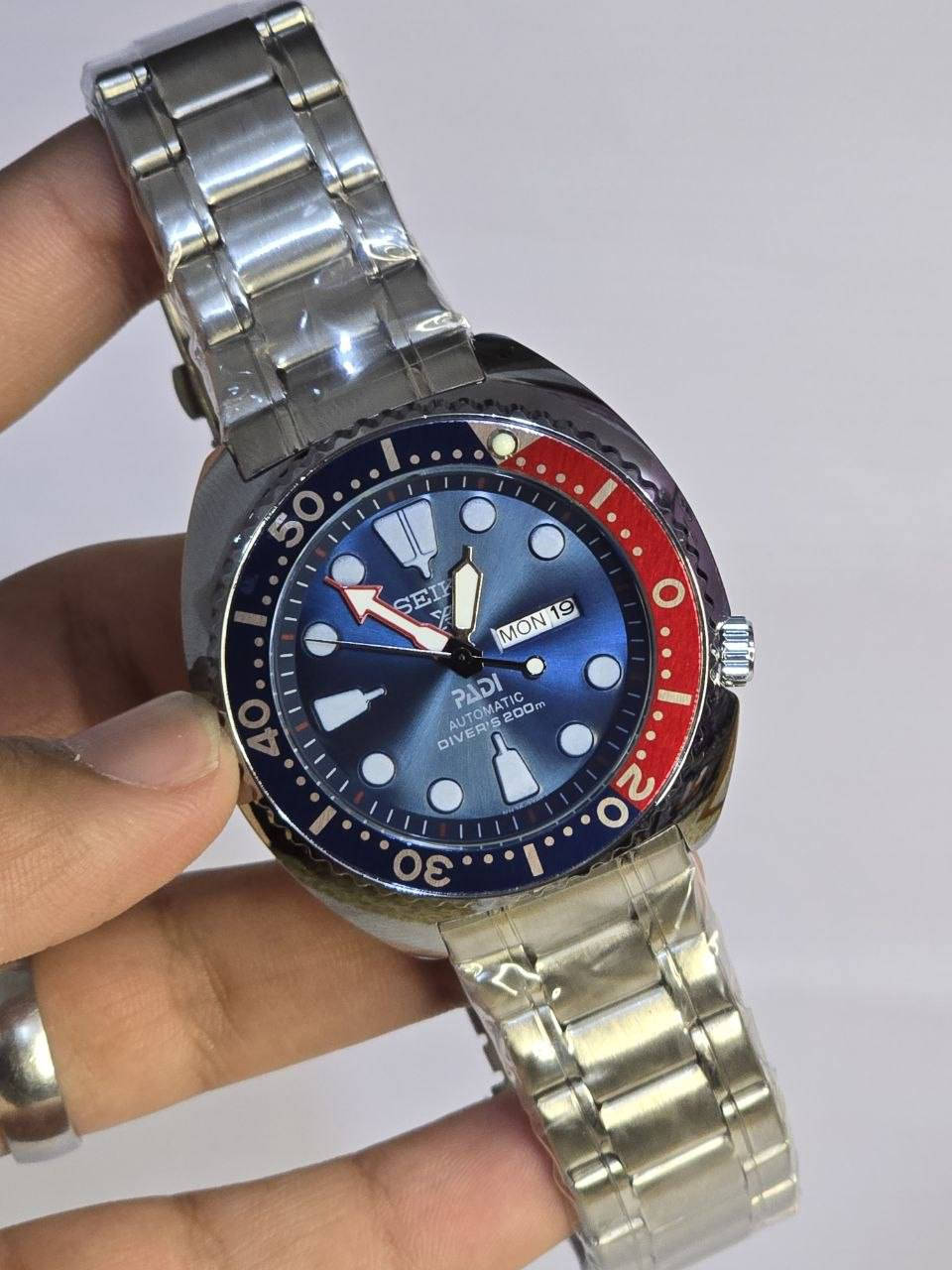 ساعة من ماركة سيكو Seiko ببسي
تحفة فنية 
مصممة للغواصين ومحبي الفخامة
مكينة كوارتز ناعمة نظام ماطور
هيكل ستانلس ستيل مع رنك دوار
ميناء ازرق مميزة مزودة بمنفذ تاريخ شهري واسبوعي 
فول لامينوس اميال وارقام والرنك 
زجاج معدني ضد الخدش 
مقاومة ماء وغبار 
سير ستانلس ستيل جودة علية
 دبل قفل اصلي 
القطعة مختمة بالكامل خفر 
وزن ثقيل 

السعر :- 35 الف ع اول تم
للحجز والاستفسار يرجى مراسلة الصفحه


**إذا كنت صاحب هذا الإعلان وتريد حذفه لأي سبب، رجاءا أرسل رسالة إلى الدعم الفني**