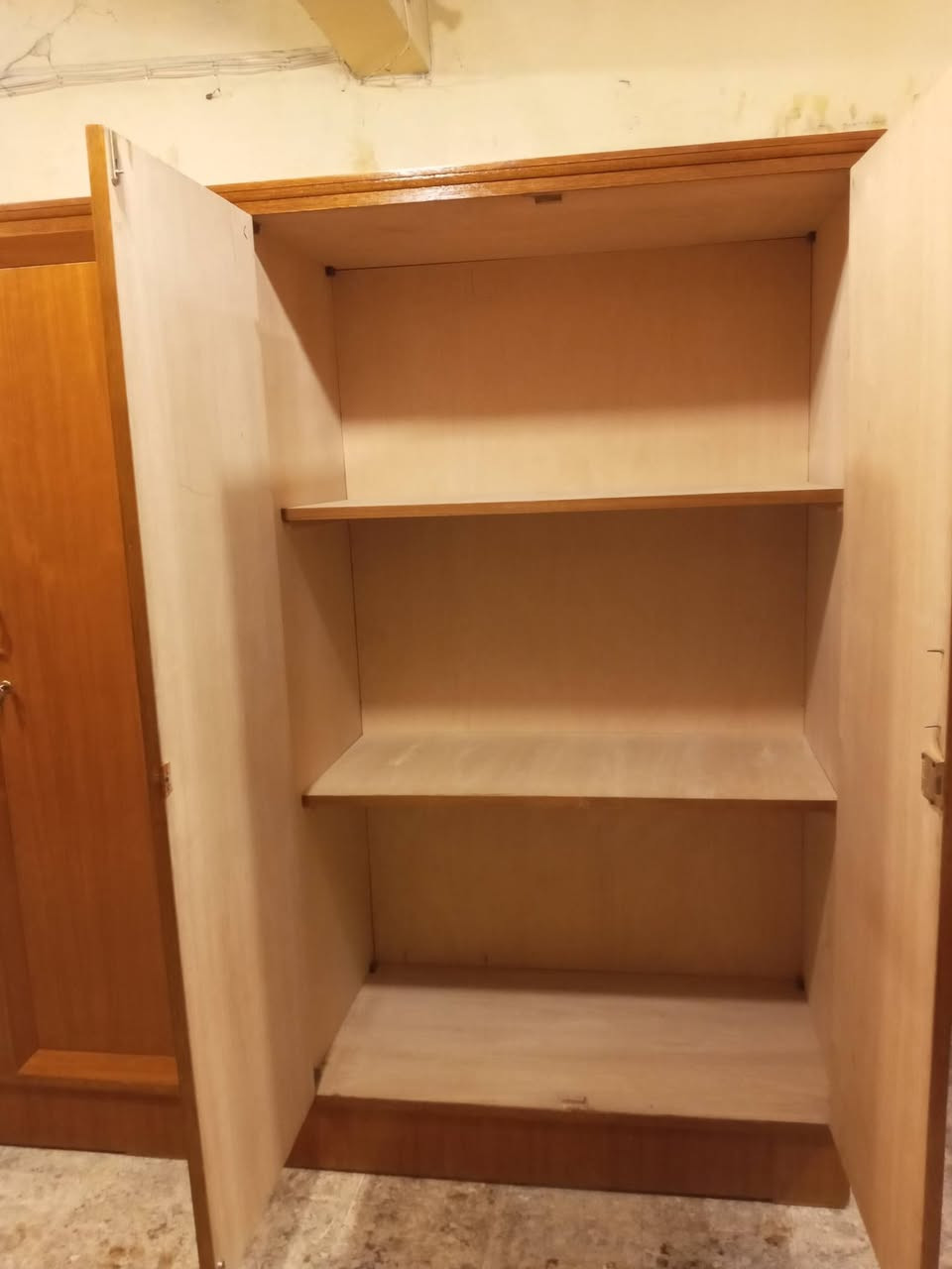 كنتور 5 باب صاج اصلي شغل ثقيل نضيف حيل شرط النضافه العنوان حي الحدباء خلف مرطبات البحرين ت***********
