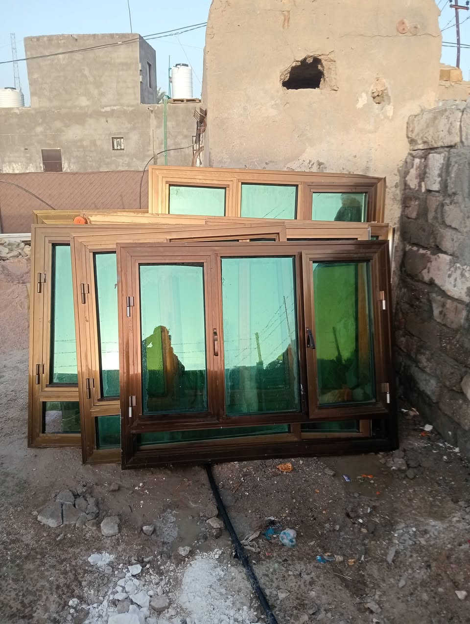شبابيك المنيوم لبيع سبعه قياسات متفاوته ناصريه ينباعن شلع تلفون ***********
