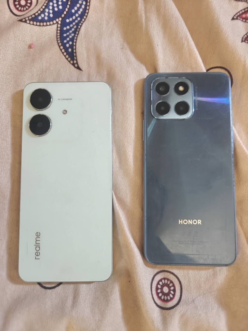 السلام عليكم هونر x6 كامل مابي أي عطل شغال فول وريلمي note60 x   فريم90 ثنينهن 128 كيكا للبيع الهونر ب100 والريلمي 120 وبيهن مجال مكاني حي اور او تقاطع للكياره *********** إذا شلع ثنينهن ب200 وبيهن مجال كلش قليل ويرهمن مراوس عادي
