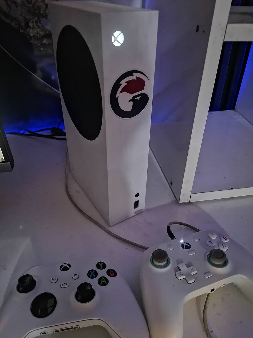 السلام عليكم ابيع شلع اخوتي
اكس بوكس سيريس اس اصدار 23 مفتوح
شاشة نوعيه Asus27 جاي اشغل 2k 
جوستيكات ثنين اصليه وحده منهن بيها بطارية قابله للشحن
كيم باس ٣ اشهر بي العاب قويه منزله 
مع كيبورت وماوس سيت اب كامل

سعر 550
هذا رقمي *********** واتساب
