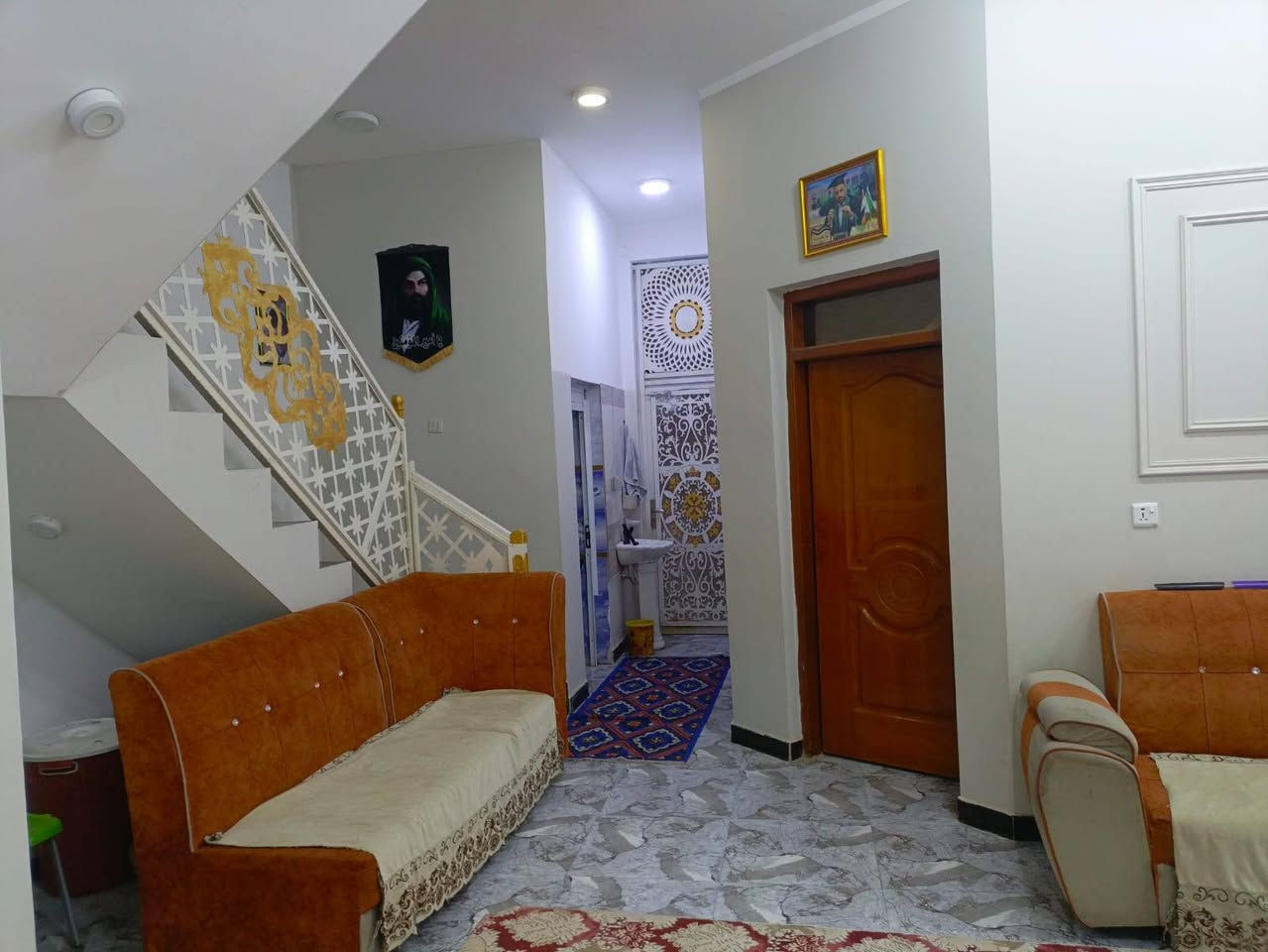 للبيع
بيت طابو صرف طابقين بناء حديث 
 كونكريت  مسلح درجه اولى
المساحة .. 124 واقع حال 130 ركن وجه واحد
داخل فرع عرض ٨م 

يقع في سومر الاولى قرب مستشفى الاسنان

الطابق الاول.. استقبال و صالة وغرفة ومطبخ وصحيات خارية وداخلية ومناور اثنين

الطابق الثاني.. ثلاث غرف وصالة وصحيات 
+ مخزن

موبايل للاستفسار ***********
