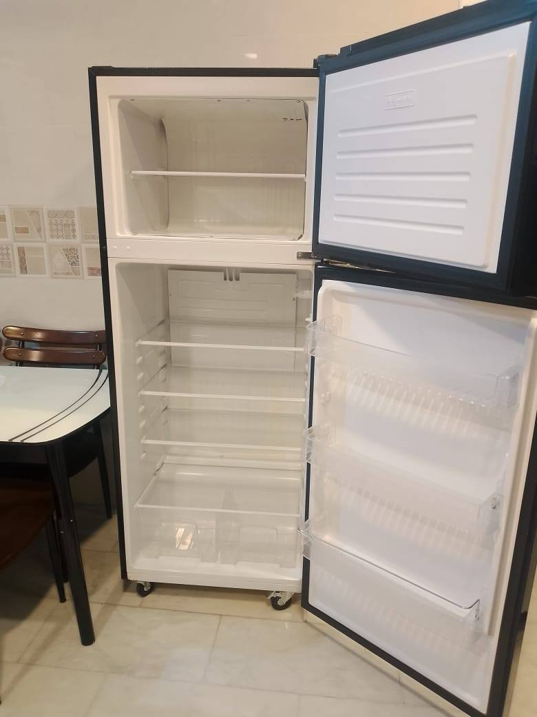 السلام عليكم ثلاجه جديده استعمال قليل كلشي شغال بيها ثلاجه لوك اخت جديده نظافه ٩٥ بالميه سعرها ب٤٠٠ وبيها مجال قليل مكاني بغداد البياع قرب تقاطع درويش يم حسينيه سيد جبار *********** صادق مكلف بنشر اخوان
