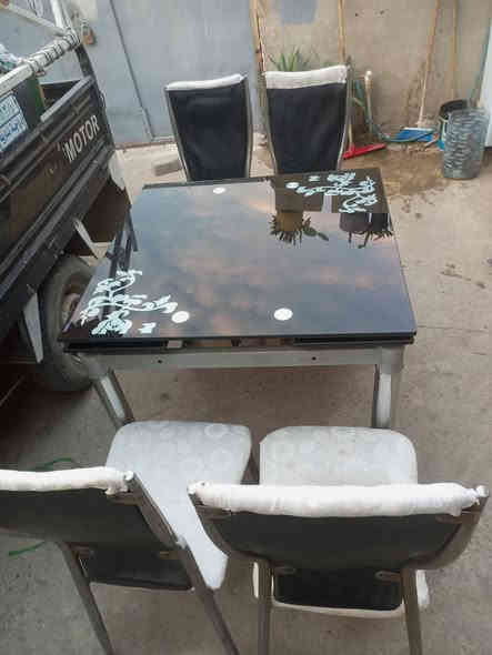 ميز مع كراسي عدد 4 مابي اي عيب سعر 50الف***********
