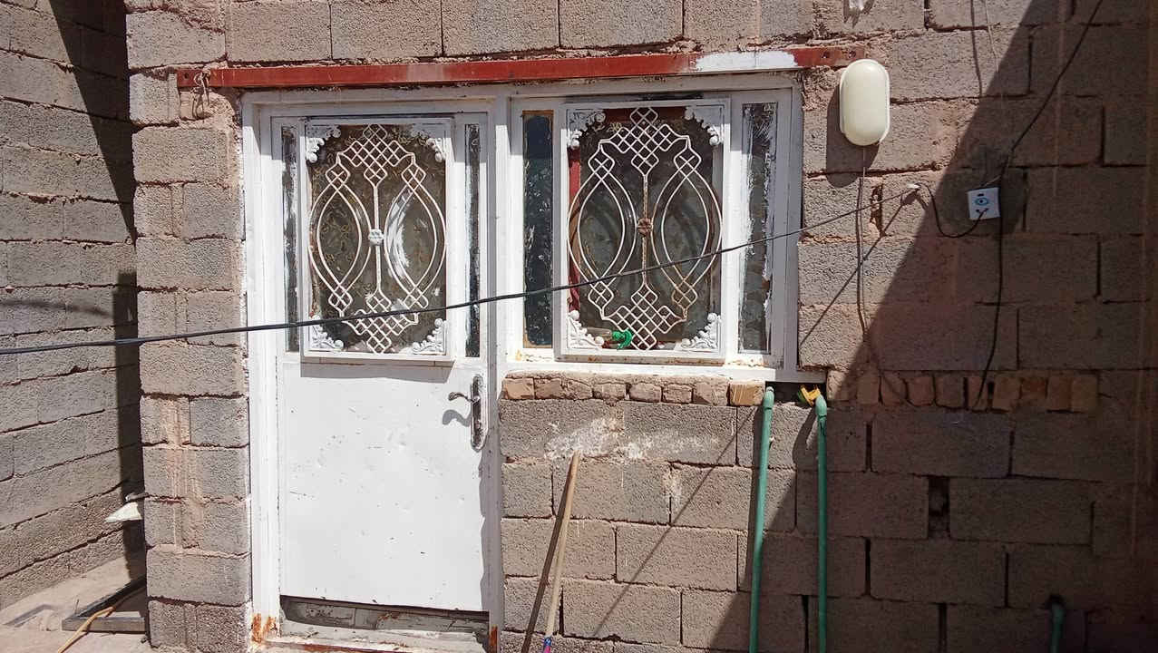 السلام عليكم بيت للبيع حي الجمعيه قريب على حولي مساحته ..160 زراعي  غرفتين وصاله ومطبخ حمام داخلي وحمام خارجي و  ستقبال  ***********
