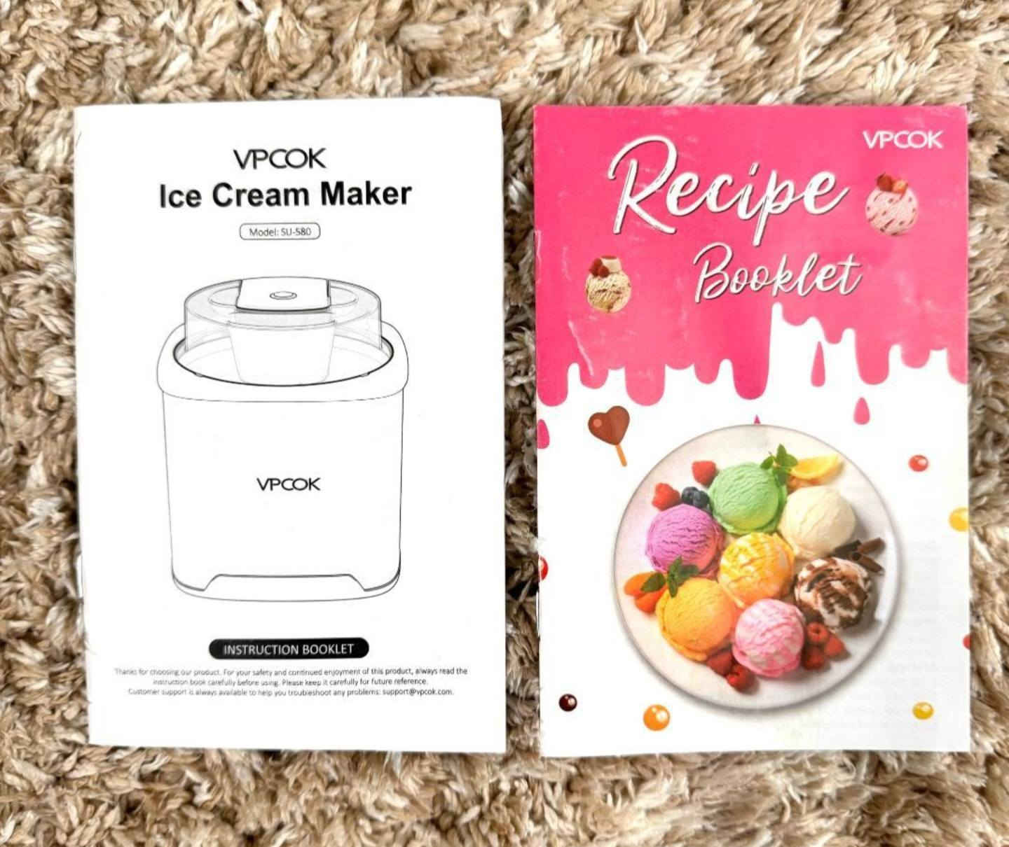 ماكينة صنع الآيس كريم من ماركة VPCOK، والموديل الظاهر هو SU-580. 
المواصفات الرئيسية:
السعة: 2 لتر، وهي كافية لإعداد الآيس كريم لجميع أفراد الأسرة في المرة الواحدة.
الوقت المستغرق: يمكنها تحضير الآيس كريم المنزلي أو السوربيه أو الزبادي المثلج في غضون 40 إلى 50 دقيقة تقريباً.
التصميم: تتميز بهيكل من الفولاذ المقاوم للصدأ (Stainless Steel) مع غطاء علوي شفاف لمراقبة عملية التحضير، وفتحة كبيرة لإضافة المكونات بسهولة.
طريقة العمل: تعتمد الماكينة على وعاء تجميد يجب وضعه في الفريزر مسبقاً لمدة تتراوح بين 8 إلى 12 ساعة قبل البدء بالتحضير. 
مميزات إضافية:
سهولة التنظيف: الأجزاء مثل وعاء التجميد وريشة الخلط قابلة للإزالة لسهولة غسلها بالماء الدافئ والصابون.
تعدد الاستخدامات: لا تقتصر على الآيس كريم فقط، بل يمكن استخدامها لصنع الجيلاتو والسوربيه والزبادي المثلج. بغداد, العراق


**إذا كنت صاحب هذا الإعلان وتريد حذفه لأي سبب، رجاءا أرسل رسالة إلى الدعم الفني**