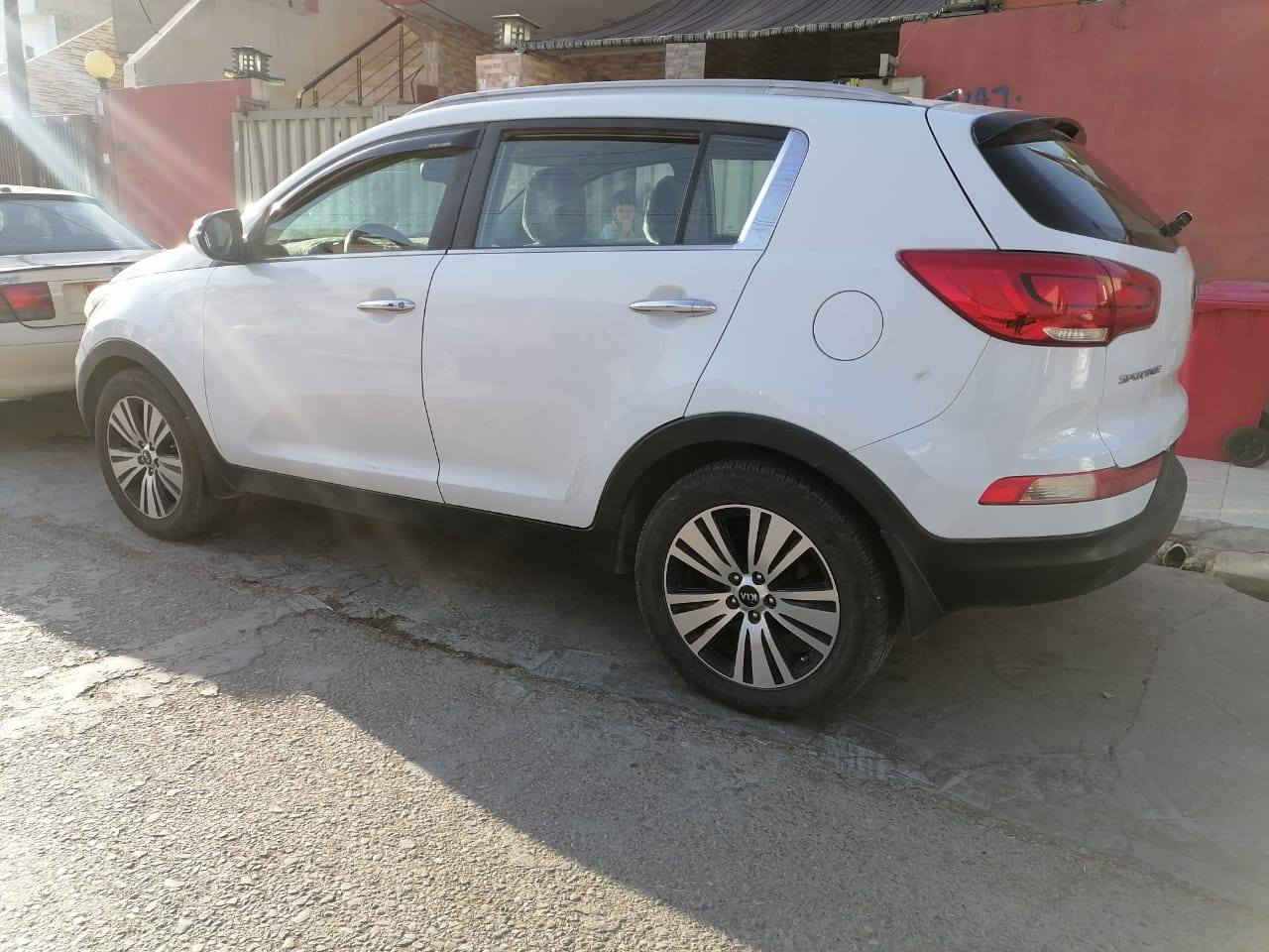 کیاسپورتاج 2015
دووپارچەو نیوی هەیە بێلێدران
پێشو پشتی کەپسە 
گێڕ مەکینە تبرید بەشەرت 
هەزەو سەنەوی نوێیە 
سەیارەکە زۆر جوانە 
دینار مەسرەفی تێدانیە
سعری 145 کەمێک مەجال 
***********
*********** أربيل, العراق
