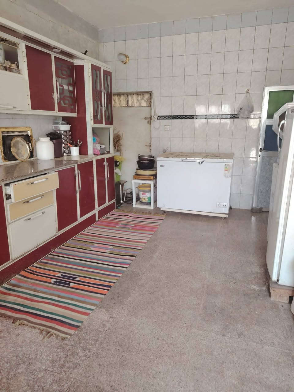 بيت بحي موسى الكاظم قريب عل الكليه المفتوحه يتكون من غرفتين وصاله ومطبخ وبراني ومجمع صحيات مساحته 200 بناء طابوق والسكف كونكريت مسلح الصطح اشتايكر رقم *********** طابو صرف
