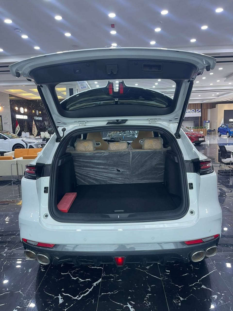 اعلى قمم في جبال شانجان UNI_K 
(يوني كي) سنة الطراز 2025 
الاداء 
محرك 2000 توربو يقبل البنزين العادي +قوة الحصان 235+العزم 390+ناقل حركة 8سرعات AT+وضعيات القيادة نورمال ايكو سبورت +نظام دفع العجلات 4w .2w. Auto+حجم العجلات+21R 
المواصفات 
السقف فتحة بانوراما +شاشه الوسائط 12.3 انج شاشة العدادات 10.25 انج +اضائة داخلية 64 لون + كامرة محيطية 360 درجة +كامرة تحديد مسار وتعديل المسار +حساسات امامية وخلفية +رادار للتوقف الذاتي + كامرة مساعد للمرآة الوسطية +سماعة لمقعد السائق +مقاعد تحكم كهربائي مع تبريد وتدفئة .
كل هذا مجرد اختصار لقوة ومواصفات قرش الصين 
شركة شانجان على سريع الدورة اكبر صالة عرض في العراق مجاور محطة وقود شواطئ دجلة 
للاستفسار :*********** . مستشار مبيعات شركة شانجان :حذيفة الشمري
