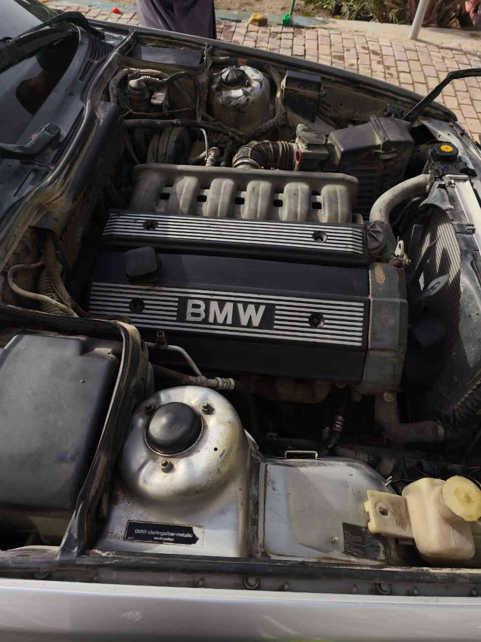 بي ام دبليو للبيع حجم ٥٢٥ محرك مسكر لون رصاصي سنوية جديدة رقم بغداد حديث كير اوتوماتيك تاخذ على الفحص سعرها ٧٠ ورقه وبيها مجال للشراي والمو شراي لا يدخل ويسأل سيارة مرتبة وجاهزة وبالحقيقة احلى  التواصل مع الرقم *********** بغداد
