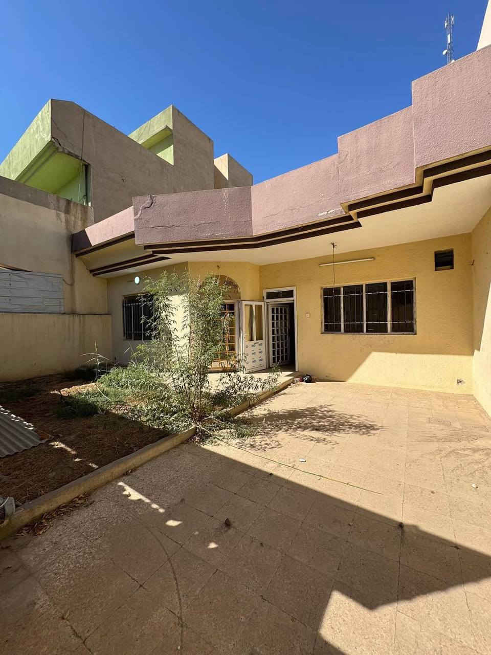 دار للبيع 
الموقع : حي البلديات ( قرب جامع السليمان )
المساحة : 200 متر
الواجهه : 10 متر
الاتجاه : شروق تام
طابق واحد : غرفة نوم وهول واستقبال ومطبخ وصحيات
فرع صبة
نستقبل عروضاتكم في اغلب مناطق الجانب الايسر
للاستفسار مراجعة مكتب ترف للاستثمار العقاري TARAF 

***********
***********
