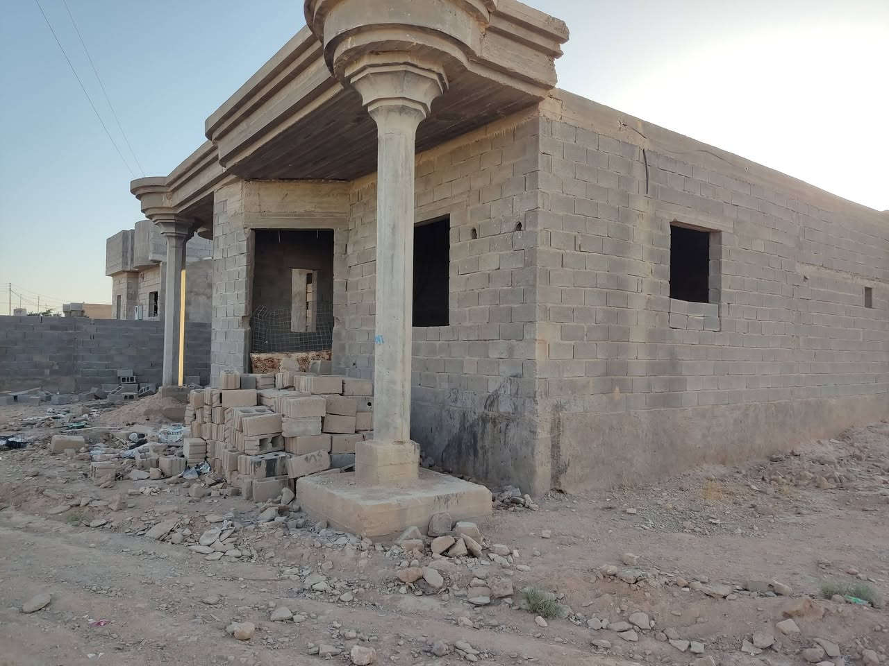 السلام عليكم ورحمة الله وبركاته 
متوفر بيت للبيع 
#الموقع/ القائم حصيبة/ حي غزة خلف الإذاعة مباشرة ( المتنزه الجديد ) موقع #ممتاز / بداية السكن بركن الإذاعة البراني / شارع سايدين قيد الانشاء كما موضح بالفيديو والصور بالتعليقات 
#التفاصيل/ بيت هيكل مصبوب #ركن_ع_شارعين/ بناء بلوك بناء حديث 2023 اساس ورباطات دنگ وشناجات ..
يتكون من [ كليدور وديوانيه وهول وغرفتين نوم وصاله ومطبخ حار بارد ومكان للصحيات ومساحة كراج امام المنزل]
#موضح_بفيديو_بالتعليقات
#المساحة/ ( ٤٥٠ الى 500 متر² تقريبآ ) 
#السعر/ #ب28_مليون وبي مجال عمله  بسيط
#ملاحظة
♦ يرهم نقد او دفعات حسب الاتفاق
للشراء راسلني او اتصل بـ *********** 
ومتوفر واتساب أيضاً للاستفسار والاتصال ☑️
