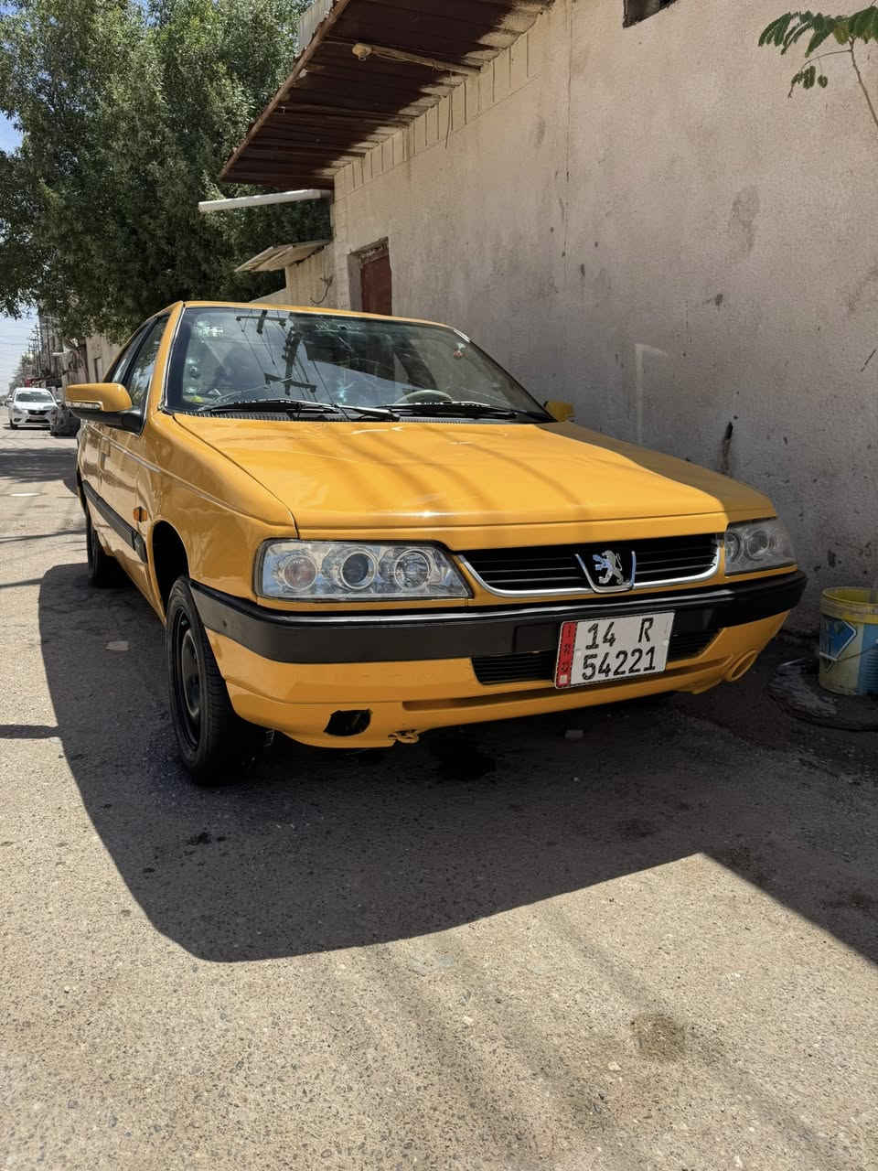 سلام عليكم بيجو 405 /2014 مصبوغه جماليه  رقم  بصره دولي سنويه ال30  هيه غرامات  مصفره راعيها بل ناصريه مشروع وطني تبريد عطلان  سياره نضيفه كلش وخير من الله موجود بس اتصال سعر 30 وبيها مجال وخادم *********** البصره
