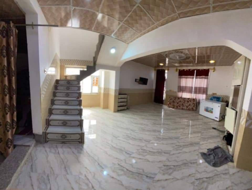 بيت للبيع بمساحة 129 متر طابقين بناء حديث درجه أولى طابو زراعي سند 25  اقرار محكمه يحتوي الطابق الأول على غرفة نوم و استقبال و صاله وصحيات داخلية وخارجية يحتوي الطابق الثاني على غرفتين يبعد عن الشارع 150 متر تتوفر كافة الخدمات بسعر 115 قابل للتفاوض العنوان شارع السيدة زينب منطقة الجرية للأستفسار  *********** / ***********
