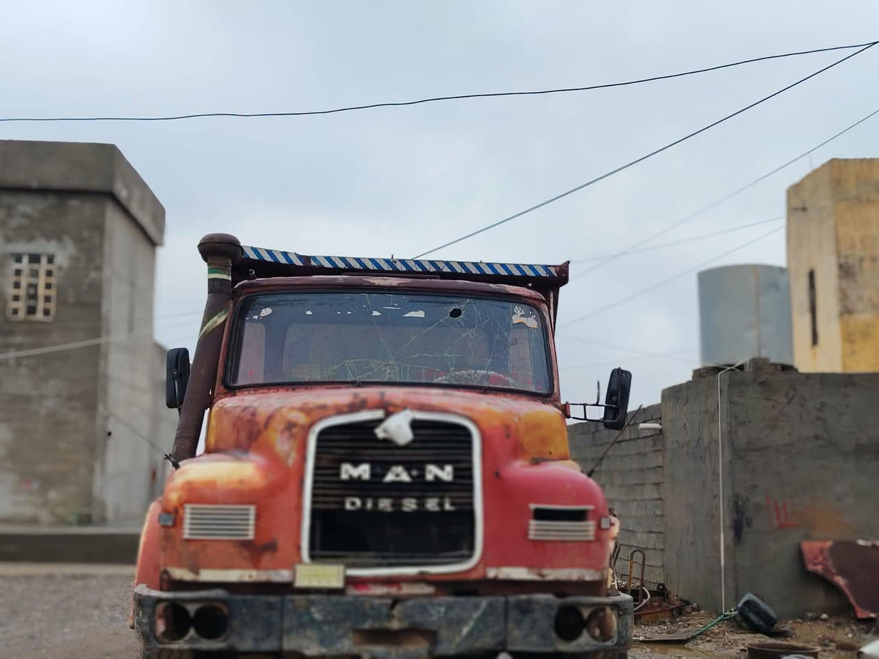 السلام عليكم مان للبيع رقم دهوك محرك كير اكسن تايرات 6 جدد شاصي نضيف سياره حلوه حيل بودي تعبان وبيه طخه بل بونيد  ***********
