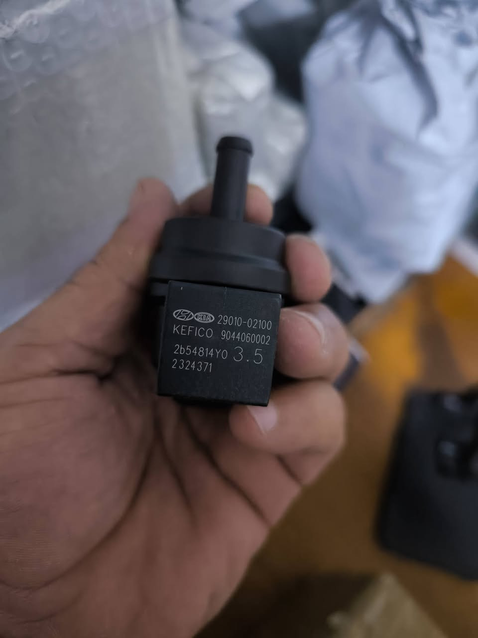 هذا الجزء هو صمام التحكم في تطهير علبة الفحم (Vapor Canister Purge Valve) الخاص بسيارات هيونداي وكيا.رقم القطعة: تم تحديد الرقم 29010-02100 من الصورة.الوظيفة: يعمل الصمام كجزء من نظام التحكم في انبعاثات تبخر الوقود (EVAP)، حيث يسمح لبخار الوقود المحتجز في علبة الفحم بالدخول إلى المحرك ليتم حرقه.التوافق: يُستخدم هذا الصمام في عدة طرازات مثل كيا بيكانتو، ريو، وهيونداي آي 10، وآي 20.....١٠قطع اليريدهم ينطي سعر وبالعافيه


**إذا كنت صاحب هذا الإعلان وتريد حذفه لأي سبب، رجاءا أرسل رسالة إلى الدعم الفني**