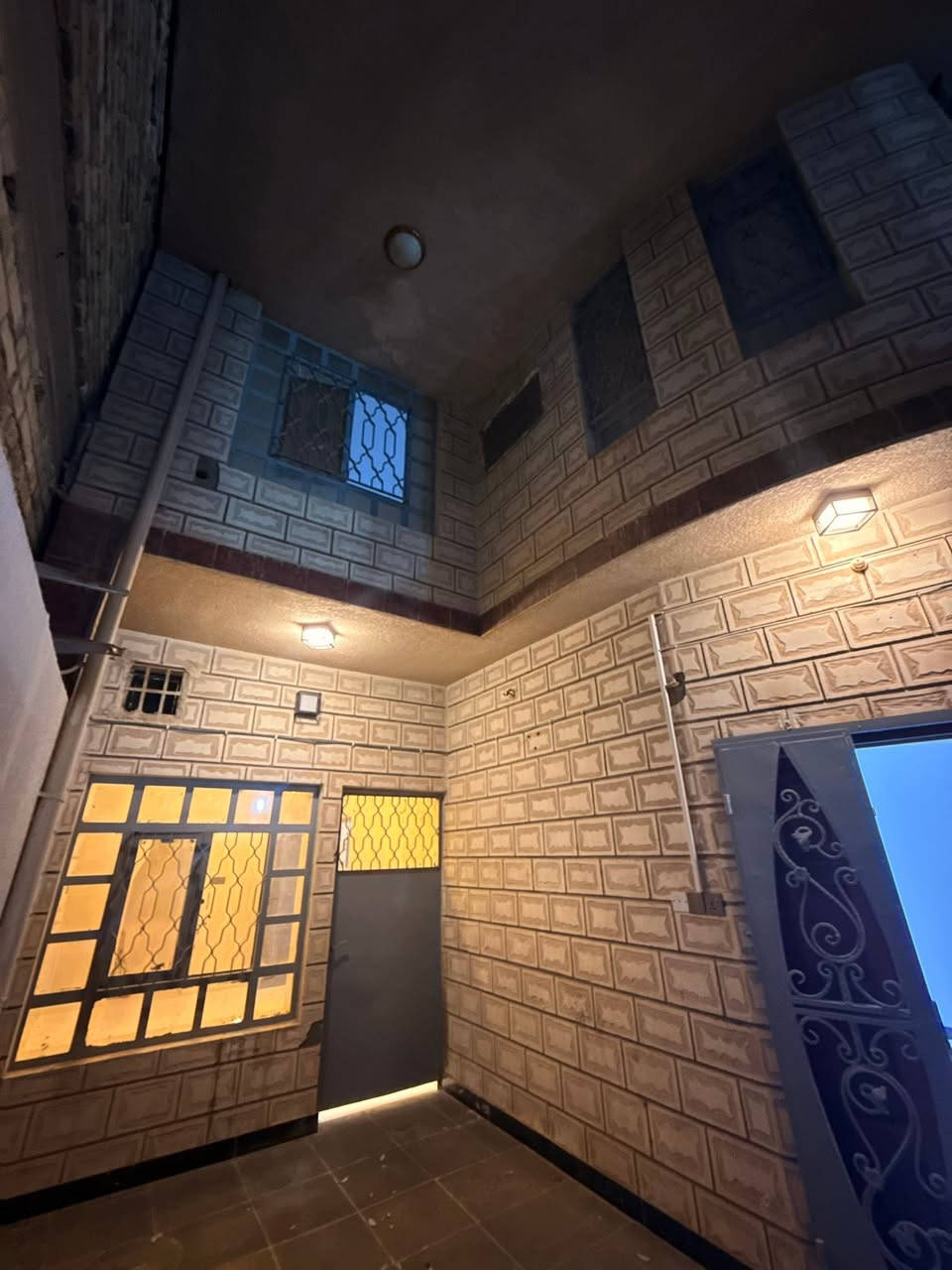 السلام عليكم 

بيت للبيع في كربلاء حي النقيب شارع المحافظ القديم قرب شركه الاثير او مقابل مطعم هاديز من الجهتين تكدر 
تفوتله 
البيت ترميم 2026 بأفضل واكثر جودة عمل ممتازة وتوجد فواتير شراء المواد وتصوير اثناء مرحله العمل  

1- مساحه البيت 125 متر 
2- الشارع مقرنص عرض الشارع 8 امتار اكبر شارع بالافرع البقيه 
3- يحتوي 4 غرف نوم من ضمنهم غرفتين سويت 
4- الطابق الارضي 
-كراج كبير توجد بالكراج حافضات دبات غاز واجلكم الله الاحذيه 
-يحتوي على صاله وهول ومطبخ وحمام ومنور وغرفه سويت ودرج 
5-الطابق الثاني 
-3 غرف نوم وحده منهم سويت و صاله و مطبخ او لوندري 
ودرج 
ويوجد بالبيت سطحين عالي وناصي و غرفه سندويج بنل كبيره و 2 خزان مياه و 2 سخان
للتواصل على الرقم او واتساب ***********
