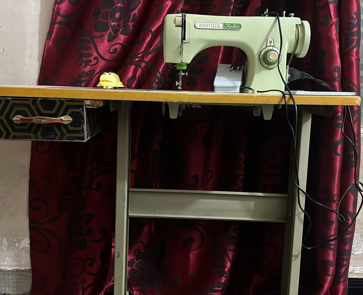 السلام عليكم
ماكنة خياطه للبيع 
برذر ياباني هيه والميز 
السعر المطلوب 250 اوبيهه مجال 
اتخيط خياط ناعم 
هاتف ***********
