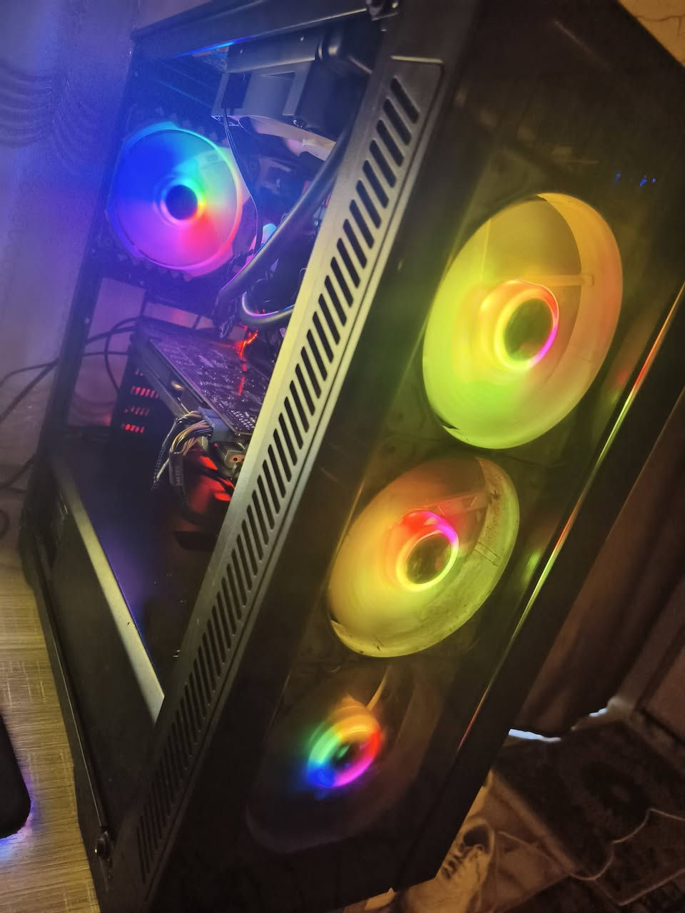 تجميعة Pc للبيع الفئـة المتوسطه
على بركة الله 

(للالعاب البسيطة +المونتاج+تصميم+الدراسة)

CPU\ i7 4790

GPU\ gtx770

POWER\ 700w

RAM\ 16gb (8x2) ddr3

HARD\ 550gb (250gb+320gb) hdd

MB\ GA-Z9ZX-gaming 3 من gigabyte

COLER\ مائي 

حرارة المعالج بالضغط متعبر ال٥٥

متوفر توصيل 

رقمي *********** 

ملاحظة ( الجامة مال كيس ما موجوده) 

سعره 360

بيه مجال بسيط للشراي
