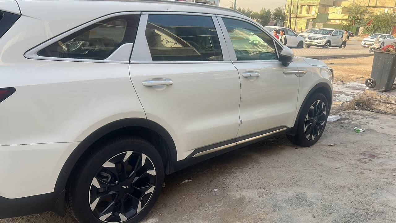 السلام عليكم ورحمة الله وبركاته 
عندي سورنتو 2025 للبيع 
***********
