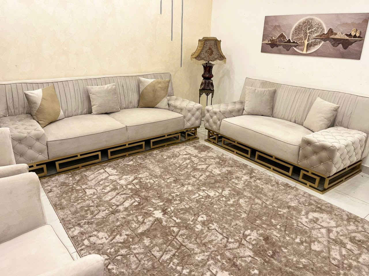 💥طقم كنب 7 مقاعد Modern🛋️ تصميم عصري بمقاعد XL مريحة جداً
⭐جودة الخشب سويد 4 سم للكنب+ 3 طاولات وسط (وحدة كبيرة و2 صغار).


**إذا كنت صاحب هذا الإعلان وتريد حذفه لأي سبب، رجاءا أرسل رسالة إلى الدعم الفني**