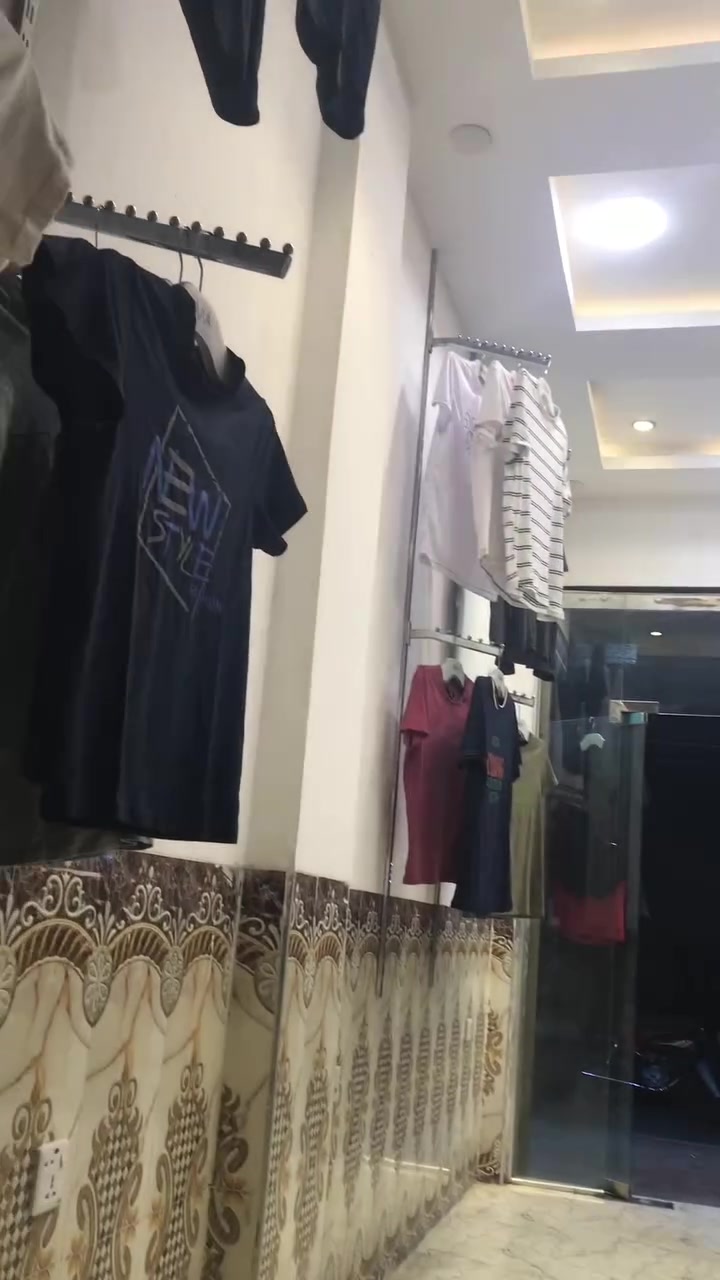 للبيع ملابس ول ستاندات وتعاليك بسعر مناسب ***********
