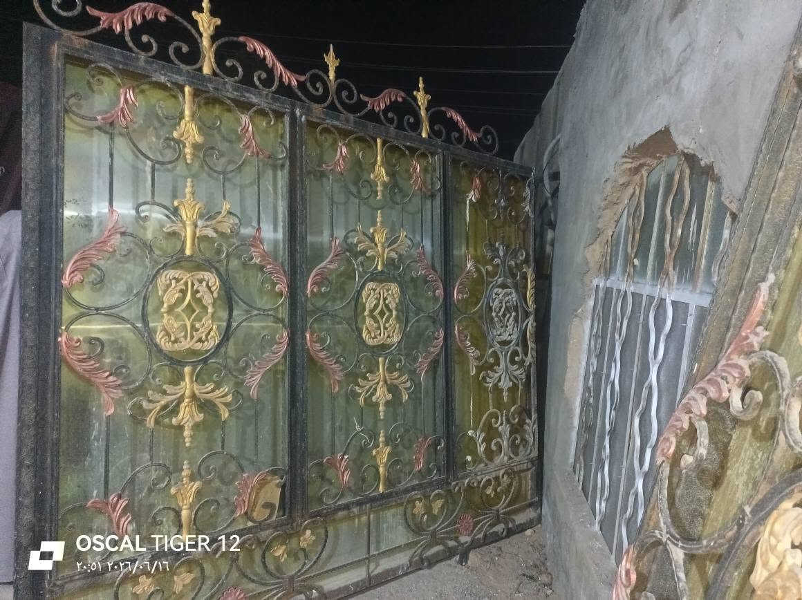 سلام عليكم باب اسلايت مستعمل قليل الطول 3امتار 40سانتيم والعرض 2متر و20سانتيم مع المحجر مثل ما بالصوره موضح مكان النجف كوفه منطقة الزركه عمود 101رقم *********** النجف, العراق
