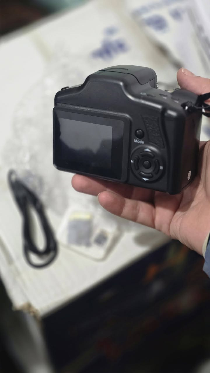 كاميرا ديجيتال احترافية للتصوير الفوتوغرافي زووم X16 وشاشة 2.4 بوصة HD و دقة تصوير 16 ميجا بيكسل 
وياها الشاحنة و رام صغير ورام كبير  
انطيني سعر وبلعافية 
***********
