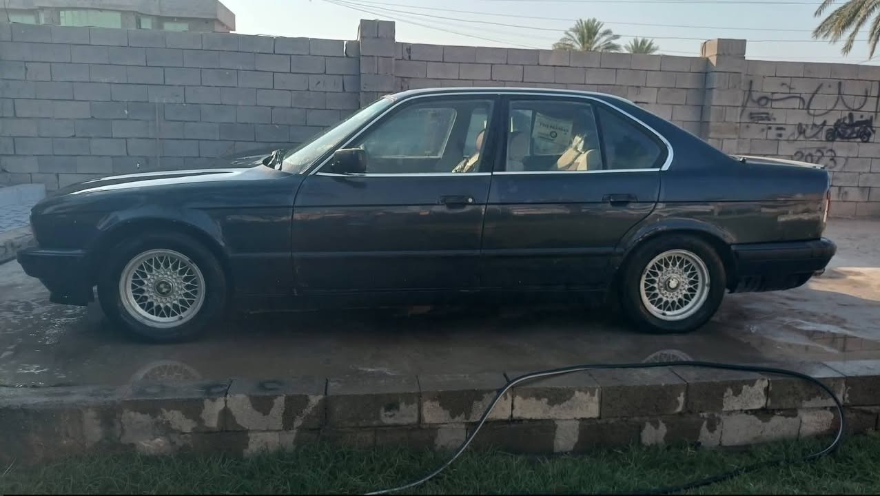 السلام عليكم للبيع بي ام دبليو لون نيلي موديل 90 حجم 520 سكف سلايت محرك مفتوح كير اوتو تبريد شغال سياره عل وضع شركه لا صبغ لا ضربه سعر 43 وبيه مجال مكان الرمادي حصيبه الشرقيه ***********
