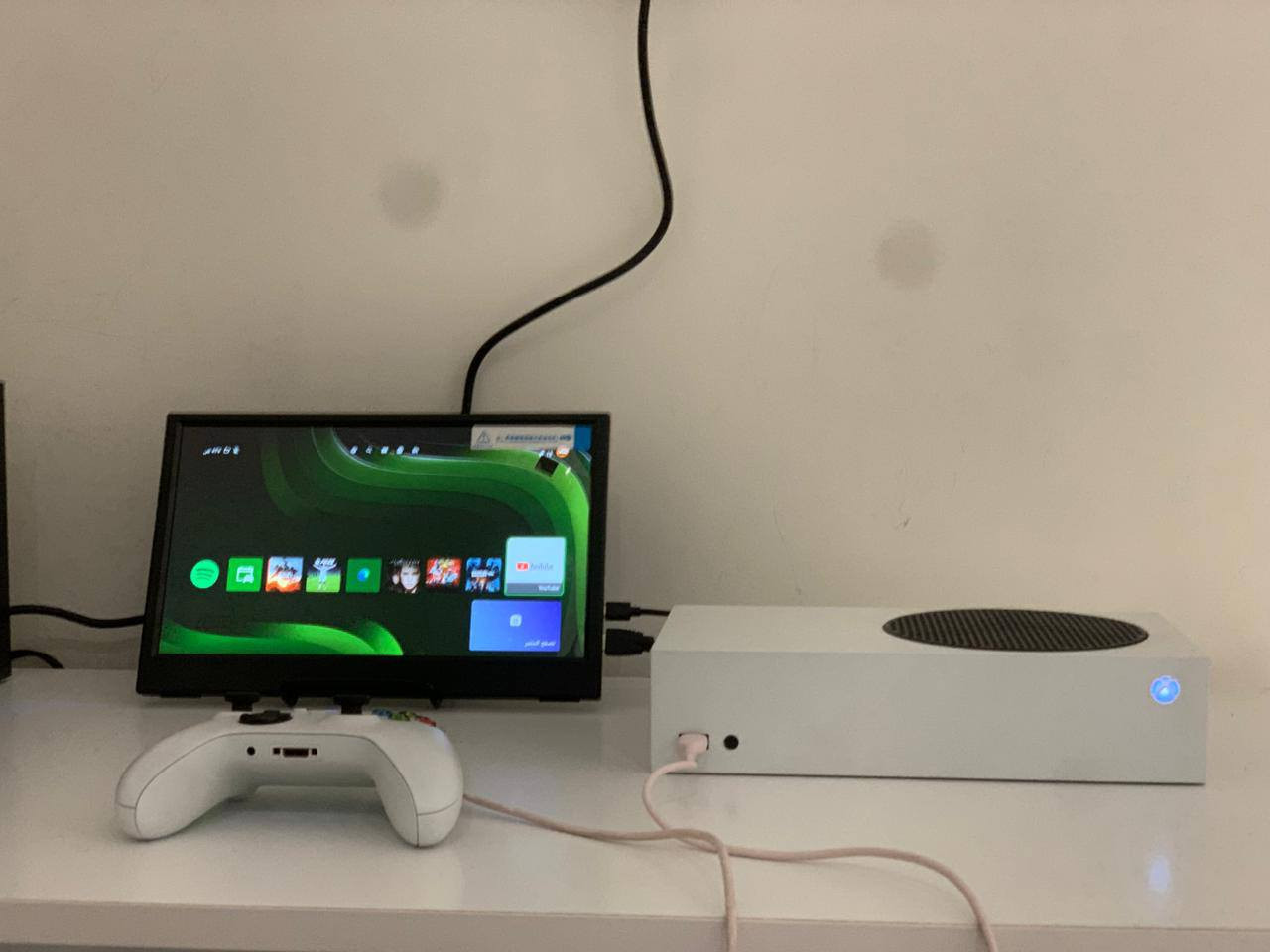 اكس بوكس سيريس اس سيت اب كامل
اكس بوكس سيريس اس 
انتاج 2023 
نظيف ما مفتوح ما بيه اي خلل او عيب 
مع الجوستك الاصلي 
ووياه شاشة محمولة متنقله 
السعر 350 الف ثنينهن 
عنواني واسط متوفر توصيل 
واتساب ***********
