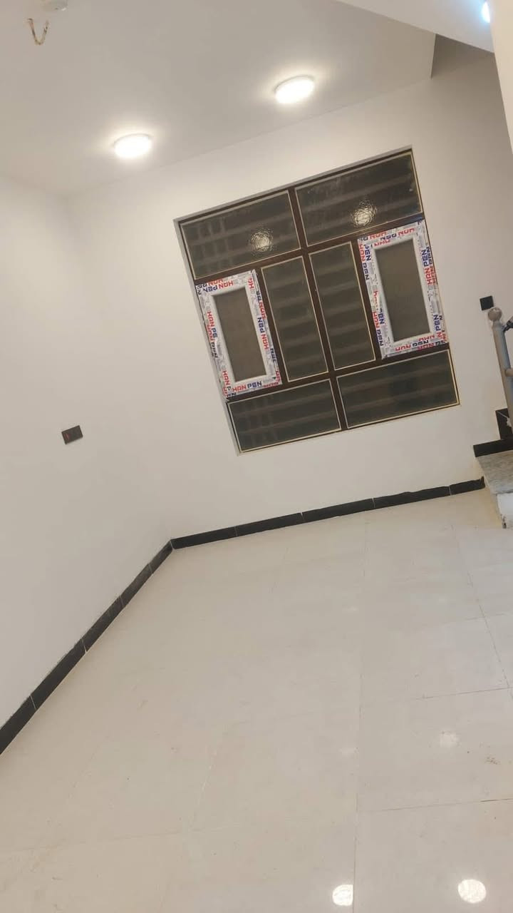 للبيع مشتمل حي القادسيه على ساحة بناء جديد بناء ملاج درجه اولى طابقين ثلاث غرف نوم وصاله واستقبال ومطبخ منطقه ال٣٠٠٠ قرب حي الامير وشارع الزهور السعر ١٦٠ مليون مع المجال للاتصال *********** مجتبى معله او مراجعه مكتب ضي الحسن للعقار النجف الاشرف حي الزهراء شارع الكيات مقابل جامع الزهراء
