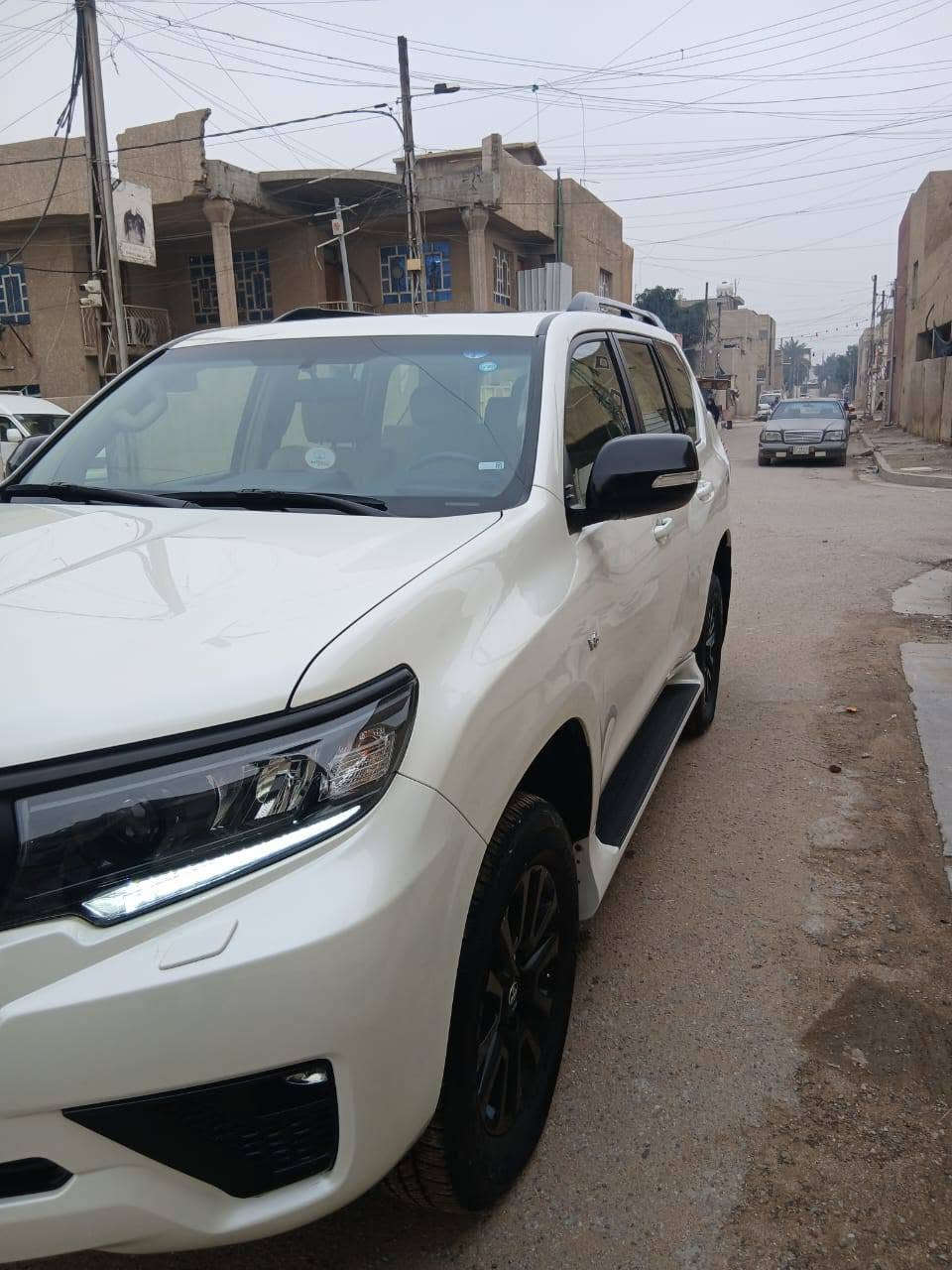السلام عليكم 
سيارة برادو موديل ٢٣ 
فئه مدنايت 
تشغل عن بعد
ثلاجه 
السيارة مكفوله
بحالة جيدة 
رقم اربيل 
صاحبها بغداد بالعبيدي
السعر 46 وبيها مجال 
رقم الهاتف ***********
