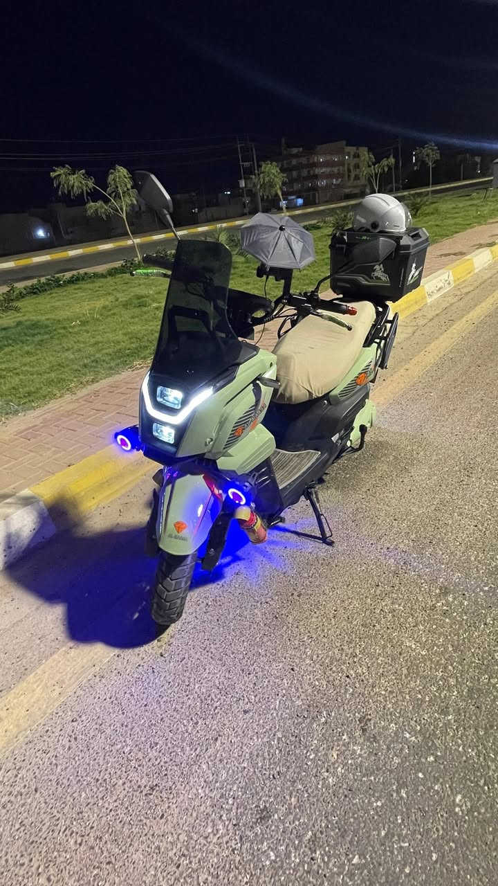 اخوان هاي التفاصيل يمكم الدراجه نضيفه اخذتها بمليون و ٤٠٠ (عارضها بمليون) وبيها فرق بسيط
 الرقم ***********

   #الاباتشي المحرك الملف"  3800 الى 2000 واط.البطاريات:

 تحتوي عادةً على منظومة مؤلفة من 6 بطاريات ذات قدرة شحن عالية (مثل بطاريات الليثيوم أو بطاريات تياننغ 36 أمبير)

.أنظمة التشغيل: تدعم ثلاثة أنظمة ذكية للتشغيل والتحكم (مفتاح سويتش + بصمة ريموت + كارت ذكي).

نظام الأمان: مزودة بفرامل ديسك هيدروليكية أمامية وخلفية مع دعم نظام منع انغلاق المكابح ABS لضمان الثبات
