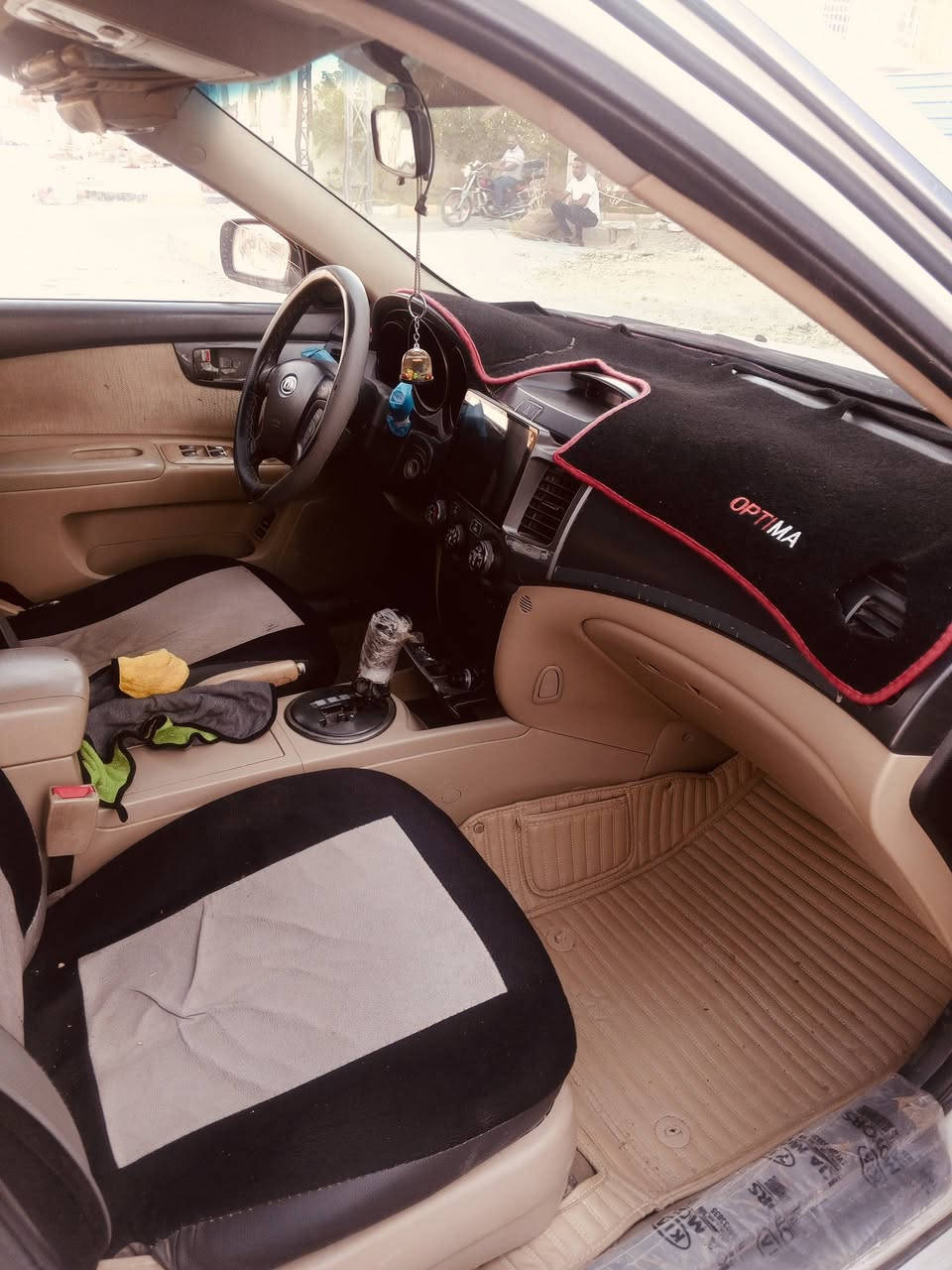 اوبتيما ٢٠١٠ مكفولة تحويل مباشر كامل مواصفات ماعدى البصمة
مكينه ٢٠٠٠ اربع حساسات 
فتحه بالقماره
الكير  ٤
طغم تاير جديد 
حداديه ٨٠ بالمئة 
السعر. ١٢٥ مع المجال 
العنوان ناصرية / الشطره 
تليفون ***********
