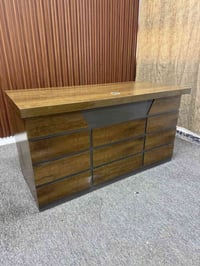 مكتبة • ميز مكتبي