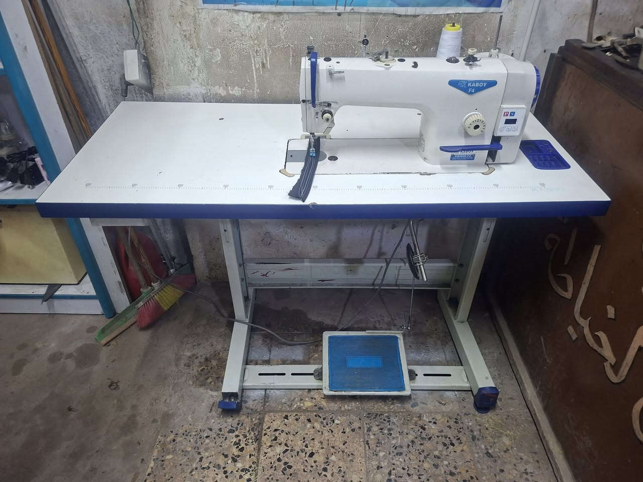 مكينه اصلي مستخدمه كاتم صوت تحكم بسرعه حديثه اقتصاديه بالكهرباء نضيفه
السعر 250 الف 
ضمان سنه بيها
اتخيط كل انواع الاقمشه
مكاني بغداد مدينه الصدر ومتوفر توصيل
***********
