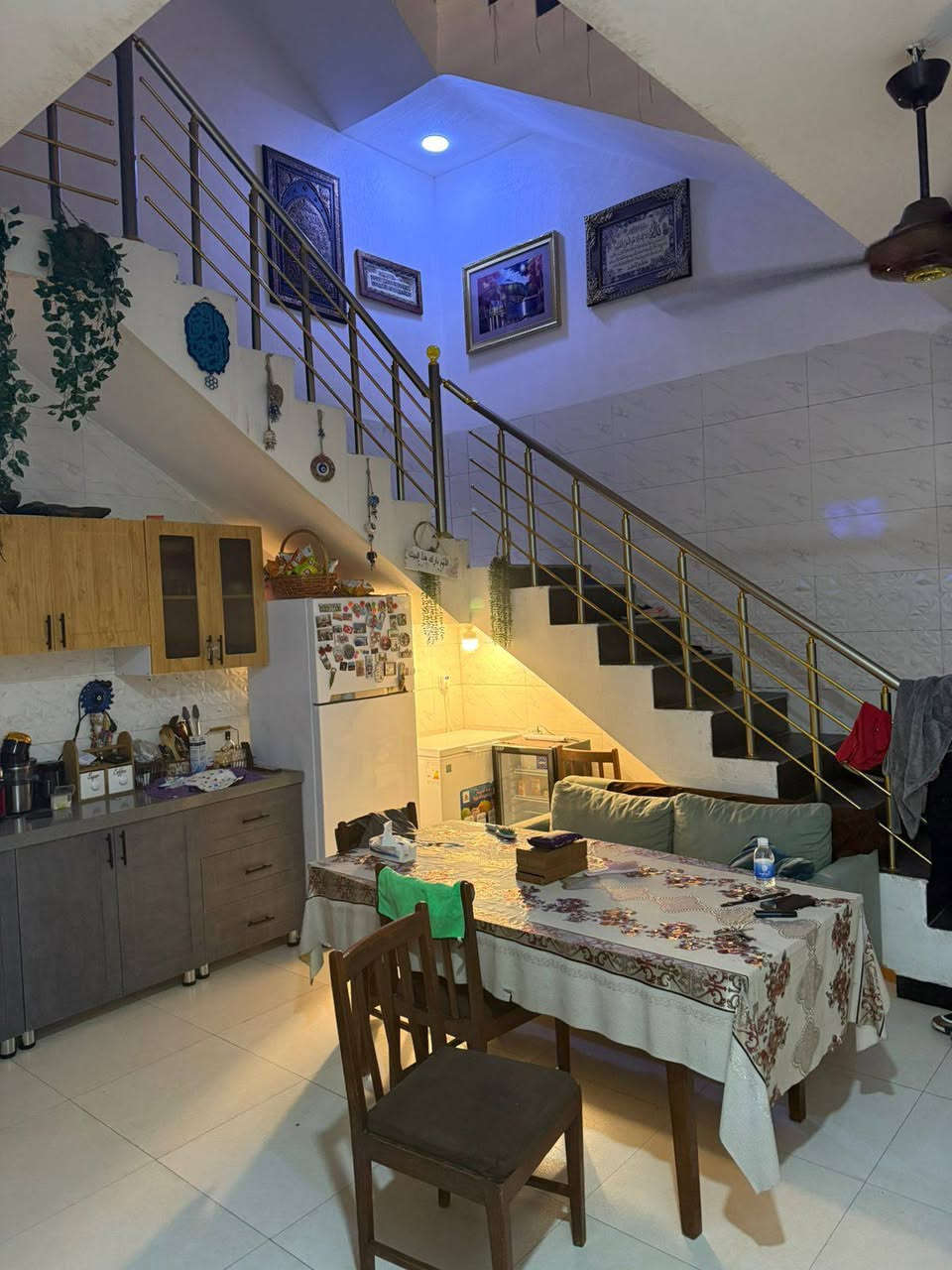 السلام عليكم بيت للبيع طابو زراعي سند25 بناء جديد المساحة 90متر طابقين يحتوي على 3غرف نوم صاله مطبخ صحيات مدخلين الموقع الدورة شارع 60 خدمات كاملة 
***********
