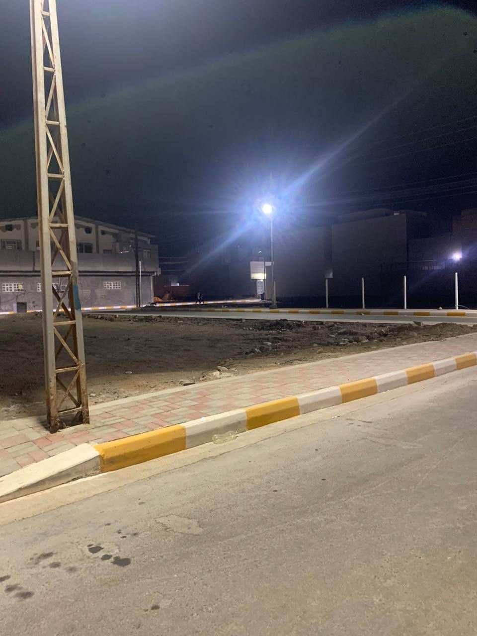 دار طابقين مسلح بناء حديث درجة اولى في التأميم حي الرياضيين قرب شارع النخيل وشارع 60 
المساحة / 300 متر طابو صرف
الوجه / 15 متر
البناء طابوق وسمنت للطابقين سنة 2020
يحتوي الدار على 6 غرف نوم
الطابق الاول يحتوي/
استقبال وصالة وغرفتين نوم ومطبخ حار وبارد ومجمع صحيات داخلية وخارجية ومناور وكراج وحديقة
والطابق الثاني يحتوي/
أربعة غرف نوم وصالة ومجمع صحيات
* ارضية الطابق الأول مرمر 
* ارضية الطابق الثاني بورسلين
* الواجهه تقطيع
* الدار جديد وجاهز للسكن 
السعر / 265 مليون قابل للتفاوض
للاستفسار 
مكتب ابو مصطفى للعقار في الرمادي حي المعلمين 
قرب فلكة الفرسان مقابل مصرف الخليج التجاري 
هاتف 
محمد  ***********
مثنى  ***********
يتوفر (واتساب) على نفس الارقام
