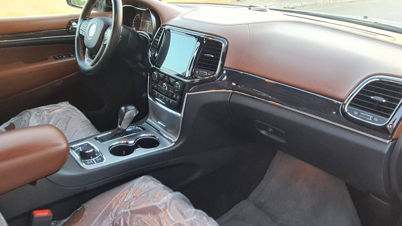 جيب كراند شيروكي أوفرلاند ٢٠٢٠ (خليجي)
وكالة ليث العبيدي 
فول مواصفات 1/1
ماشي 70mile الف
السعر : 310 وبيه مجال ان شاء الله
* السيارة بيها تبديل جاملغ ايسر وكالة فقط خارج لا لغود ولا شواصي كفالة عامة من الشخط وبيها ايظاً بارد شبر بالايمن.
المكان: ميسان/ العمارة
***********
مكلف بالنشر يرجى الاتصال بالرقم في الاعلى.
المواصفات:
▪︎ نظام تعليق هوائي (جكات). 
▪︎ دفع رباعي 4x4
▪︎ تشغيل عن بعد 
▪︎ توقف ذاتي ومانع اصطدام
▪︎ تحذير النقطة عمياء ⚠.
▪︎ نظام تحذير عند تجاوز السرعة المحددة. 
▪︎ تعديل وضعيات مقود السائق كهربائيا. 
▪︎ مرايا تعتيم ذاتي. 
▪︎ المرايا الجانبية قابلة للطي كهربائيا. 
▪︎ ويل قياس 20 انج.
▪︎ سقف بانوراما. 
▪︎ داخل قرميدي
▪︎ ٣ شاشات مع سمعات.
▪︎ نظام الخرائط (GPS).
▪︎ المصابيح الأمامية LED. 
▪︎كشافات الضباب LED.
▪︎ المصابيح الامامیة متحرکة.
▪︎ دخول ذكي. 
▪︎ تشغيل عن بعد.
▪︎ الصندوق الخلفي كهربائي. 
▪︎ ذاكرة لحفظ وضعيات الجلوس للسائق. 
▪︎ مساج للمقاعد الامامية السائق والراكب. 
▪︎ المقاعد الأمامية كهربائية.
▪︎ المقاعد الأمامية تبريد وتدفئة.
▪︎ المقاعد الخلفية تدفئة. 
▪︎ حساسات امامية. 
▪︎ حساسات خلفية. 
▪︎ تدفئة ستيرن. 
▪︎ مانع تصادم خلفي.
▪︎ بلوتوث تلفون. 
▪︎ محدد سرعة. 
▪︎ نظام التشغيل والاطفاء الاوتوماتيكي .
▪︎ نظام بريك اوتماتيك
