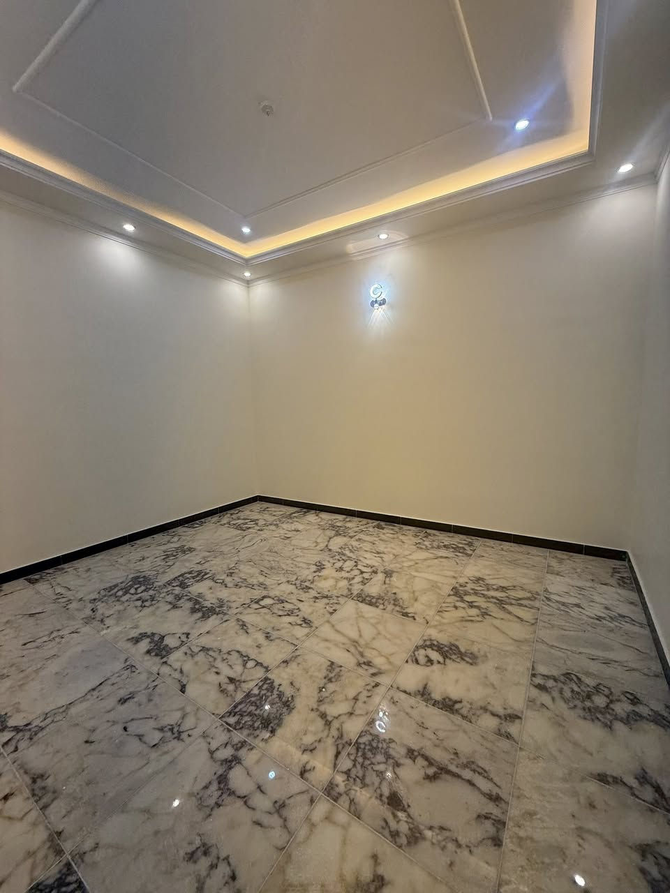 للبيع زيونه 710
150متر بناء 2026 زيرو 

واجهة لبيت 5م ولنزال 30م

شارع ممتاز للسكن رصيف متر ونص 

يحتوي لدار على مدخلين 

استقبل مع صحيات ضيوف 

مطبخ حار بارد 

4 غرف نوم 

3 صحيات سعر مناسب للشراء 

***********
