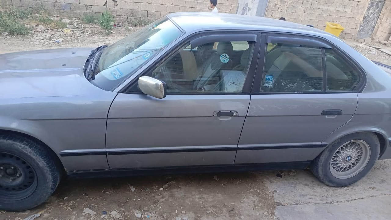 السلام عليكم
مكلف بالنشر سياره بي ام موديل 1992
تبريد ثلج مسجل جديد وشغال دعاميه جديده 
باتري جديد سياره تمشي بيهه من البصره لاربيل تتحمل طريق طويل زينه بالصرف مال البانزين 
وارد ياباني كير اوتو ماتيك سنويه لل2027 يله تنفذ تحويل ثاني يوم باسمك سبب البيع ظروف خاصه عارضهه 65 ورقه وبيهه مجال للشراي صدك التواصل على رقم الاثير ***********
الاسيا 0773290459
