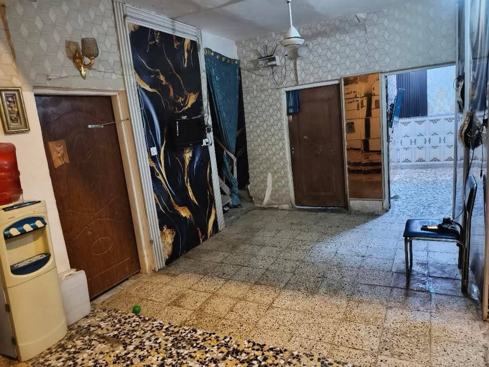 السلام عليكم بيت في الزعفرانيه باب الزراعه طابق و ونص الفوك بيت كامل غرفه و حمام مشترك و مطبخ ودرج خارجي وغرفه ثانيه / جوه 3 غرف و استقبل صاله مطبخ مخزن حمام / تواليت خارجي طرمه كبيره مساحة البيت 200 متر ب60 وبي مجال واتساب موجود ***********
